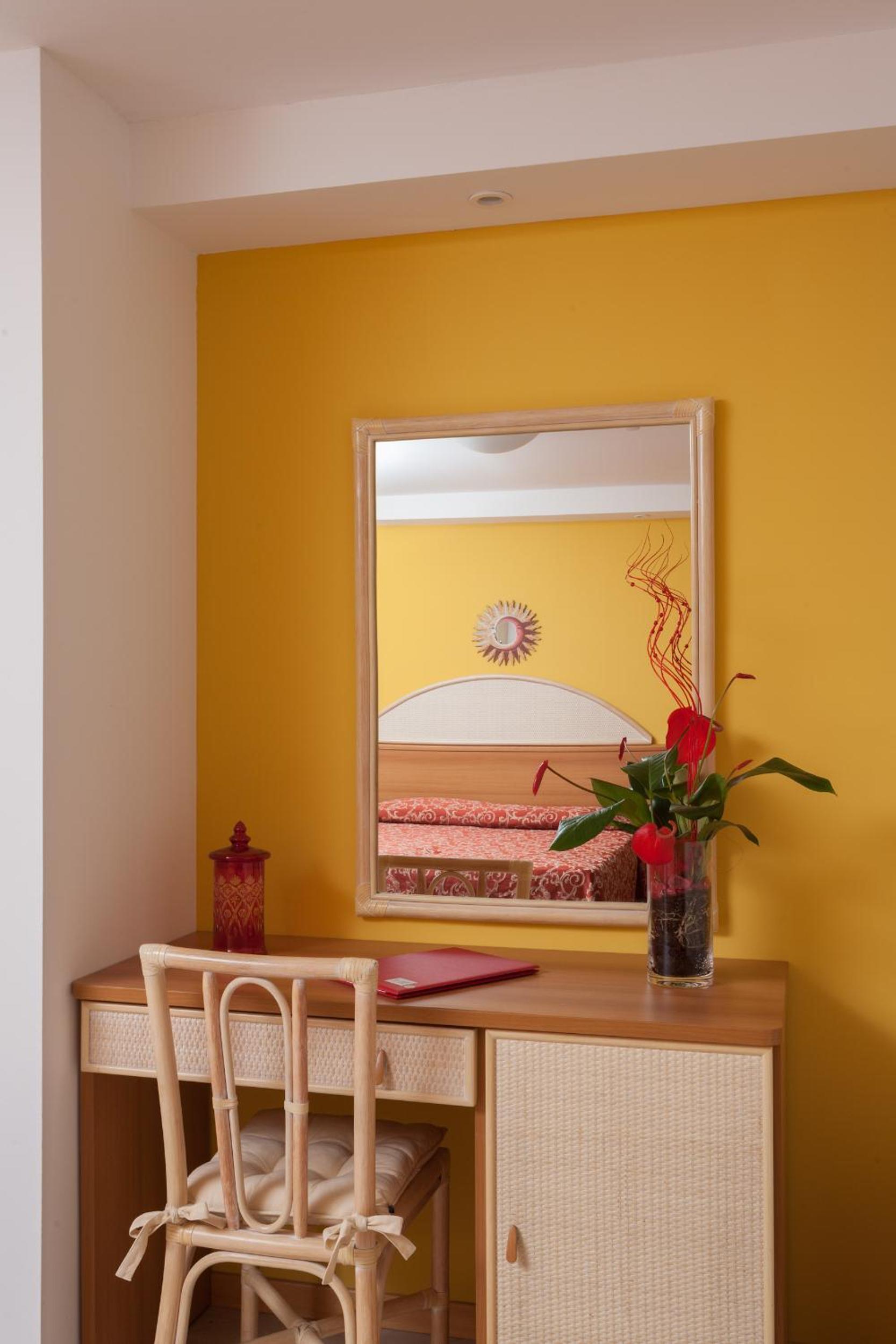 Quadruple Room with Balcony - Photo 9