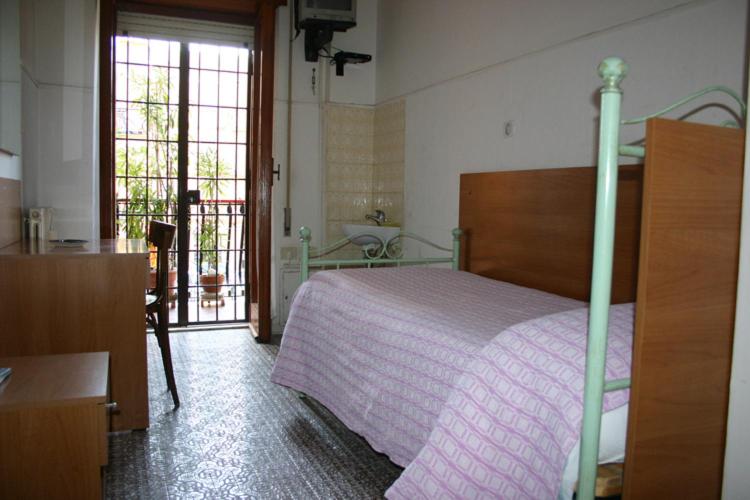 Single Room with Shared Bathroom photo 1