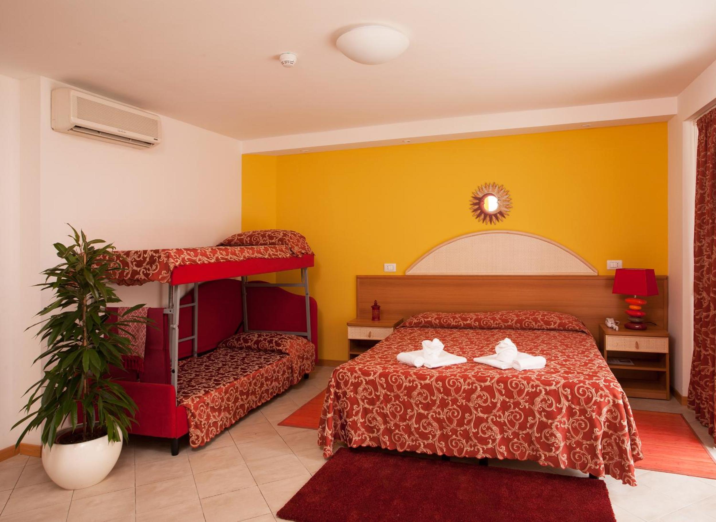 Quadruple Room with Balcony - Photo 2