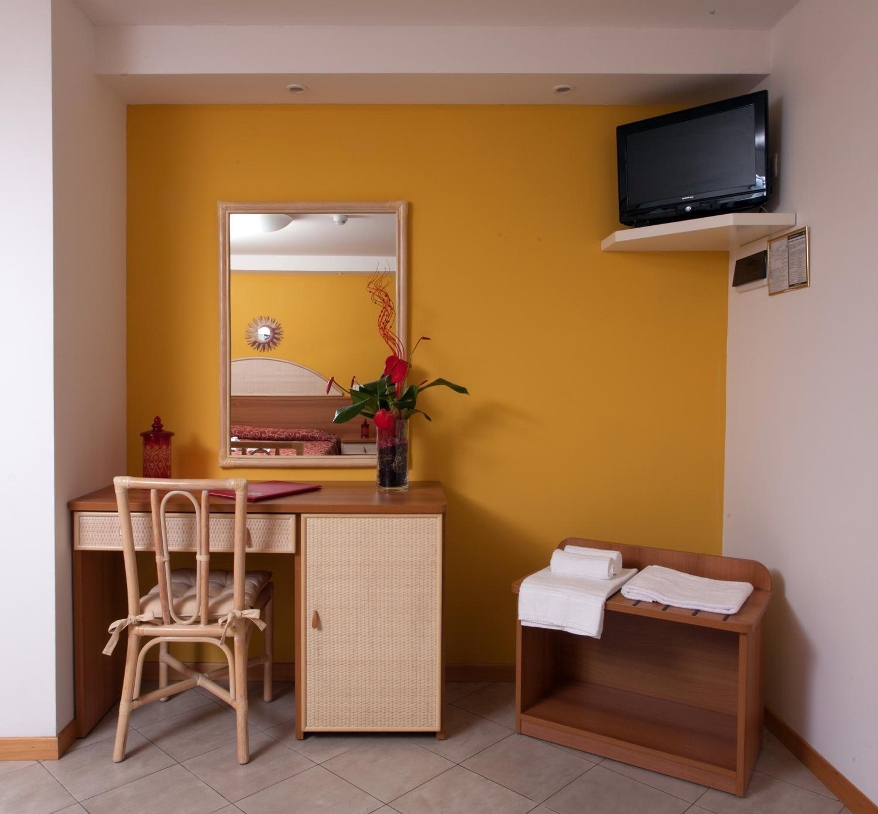 Quadruple Room with Balcony - Photo 5