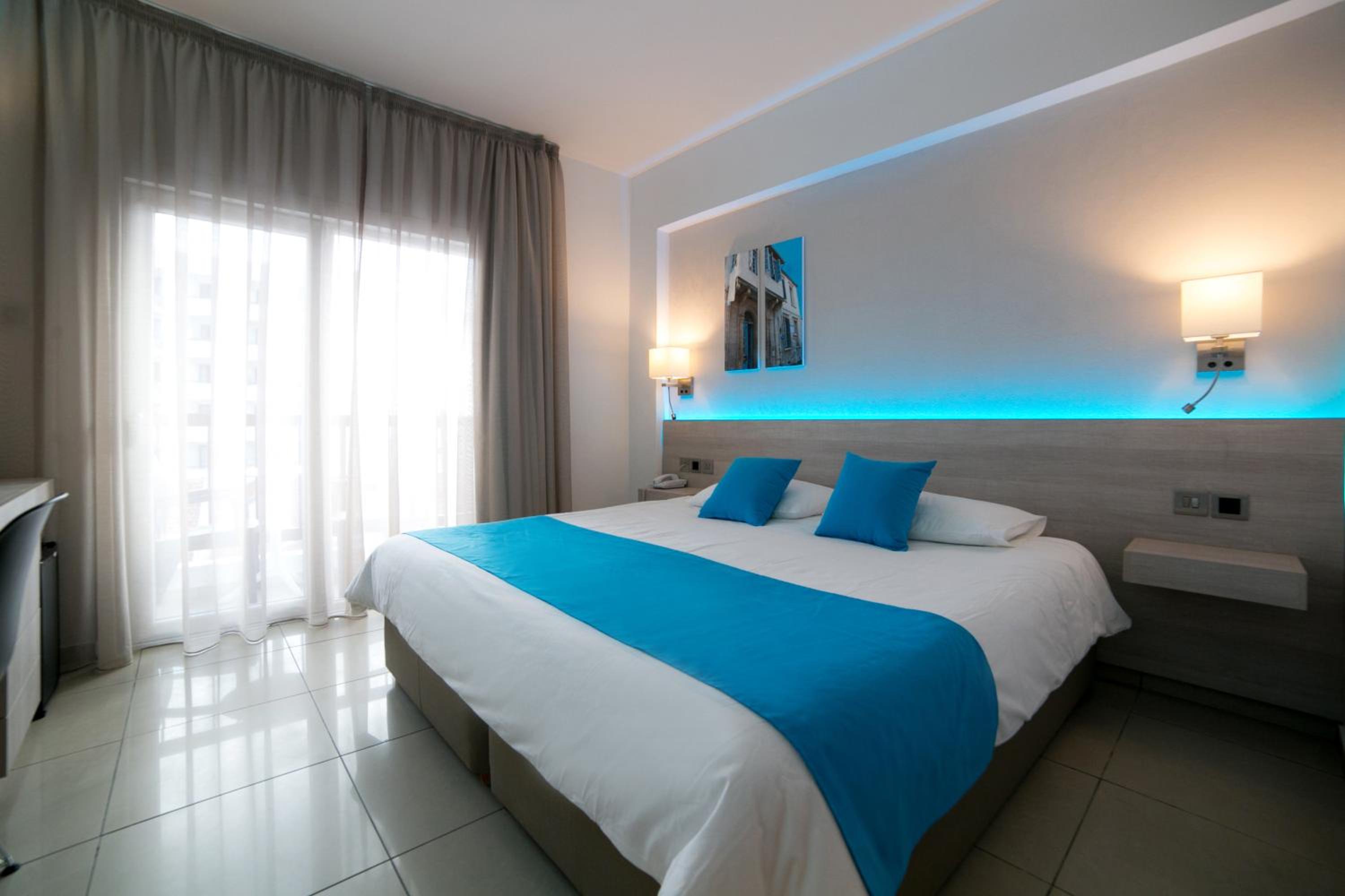 Double or Twin Room with Side Sea View photo 1