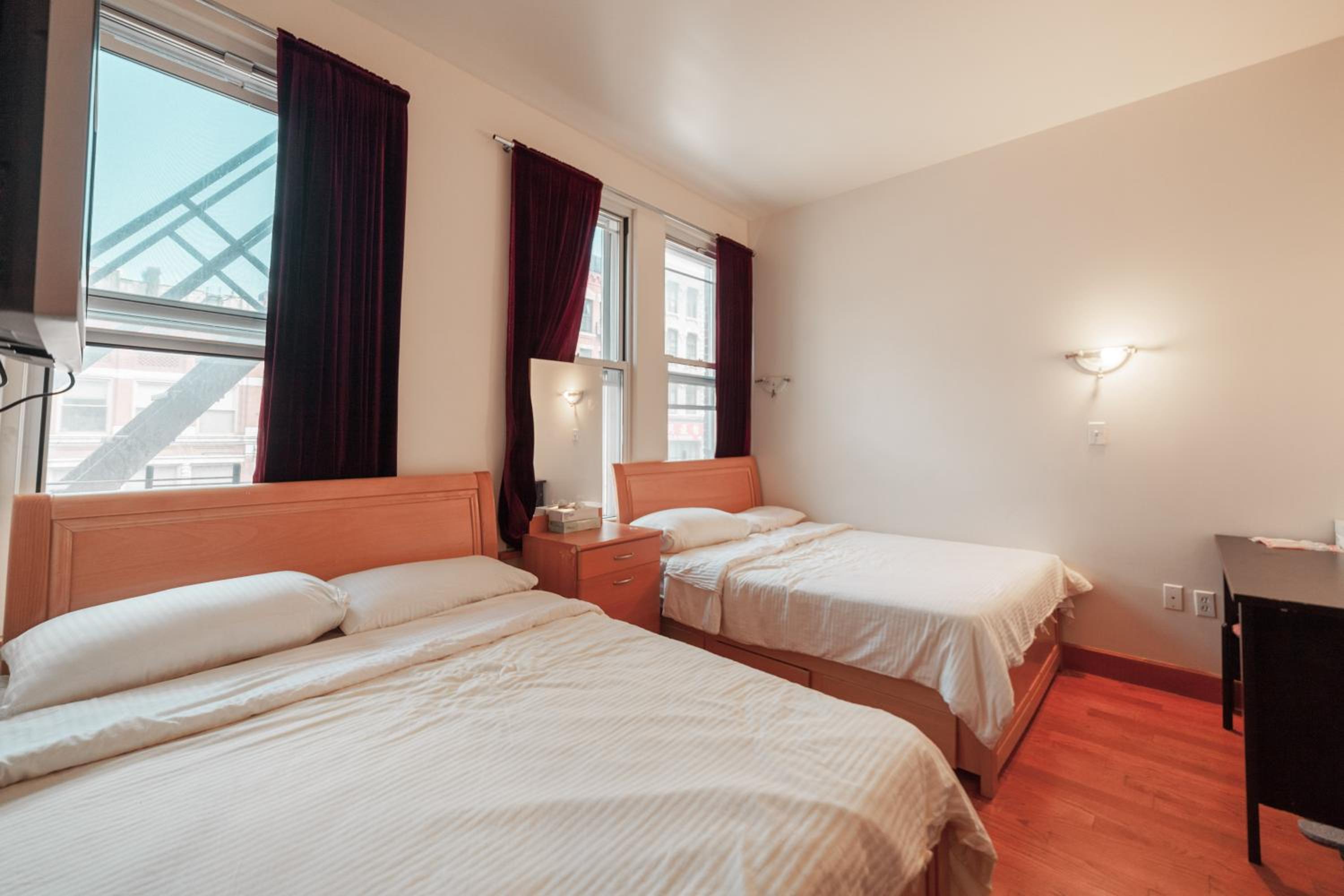 Deluxe Quadruple Room with Private Bathroom photo 3