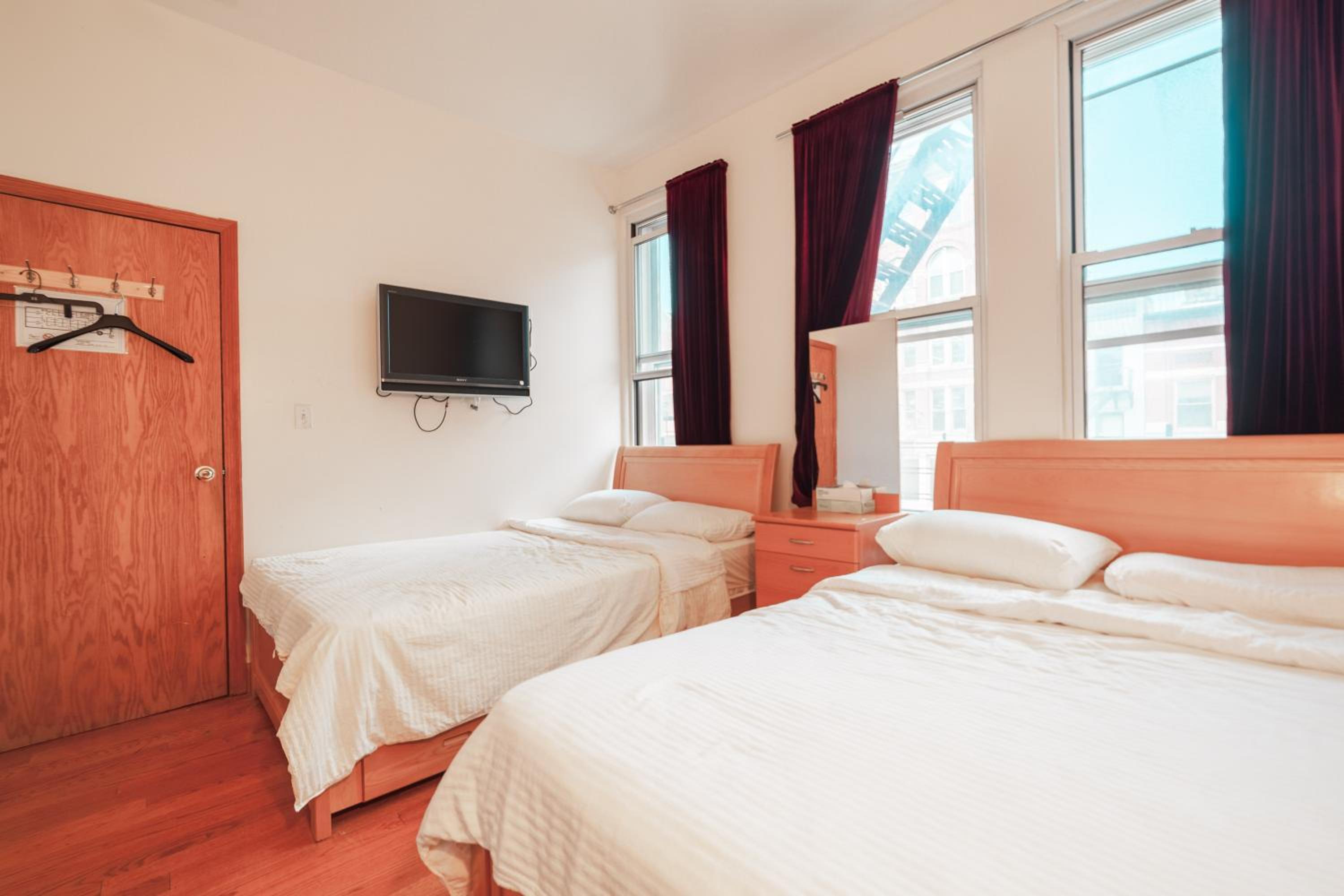 Deluxe Quadruple Room with Private Bathroom photo 2