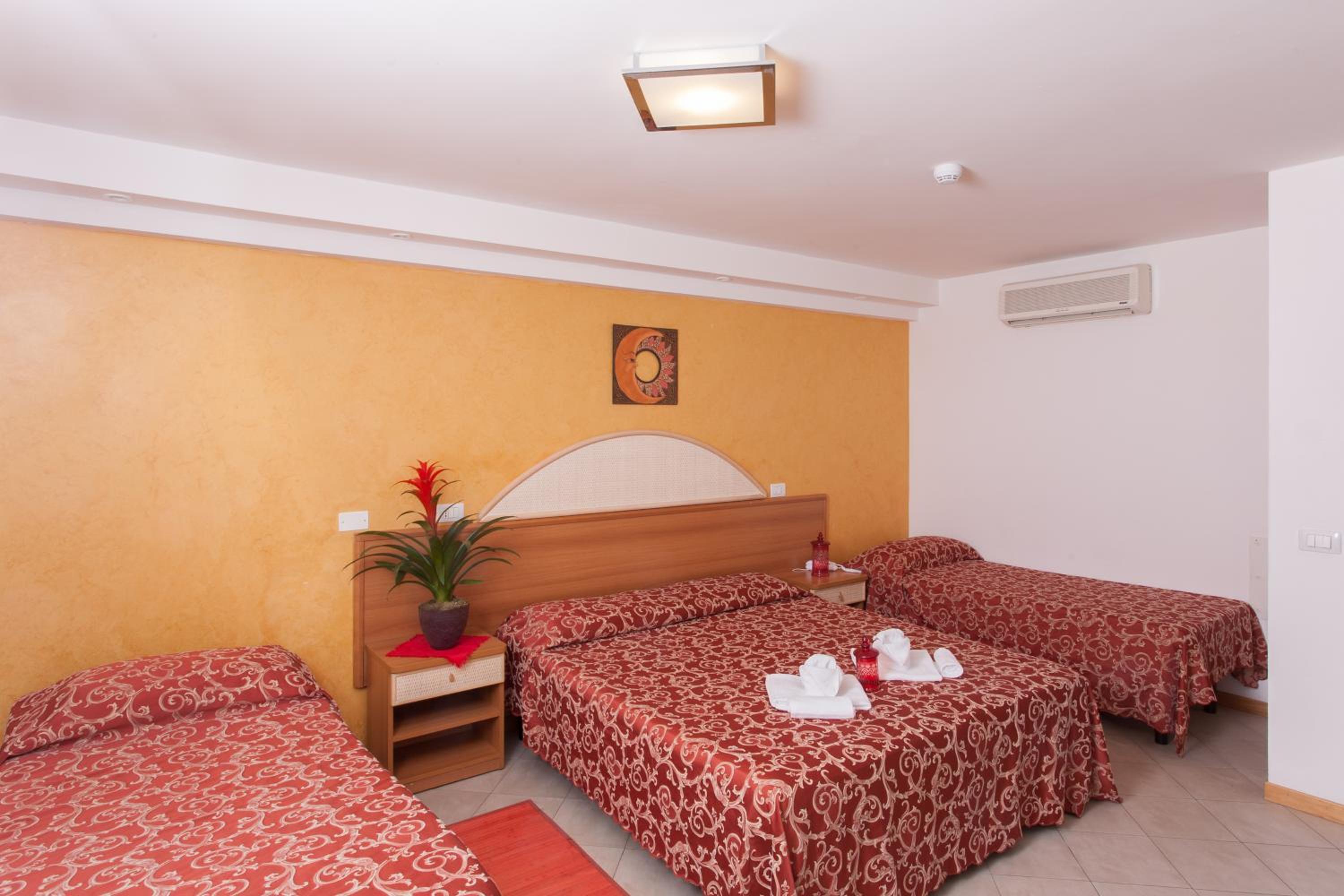 Quadruple Room with Balcony - Photo 8