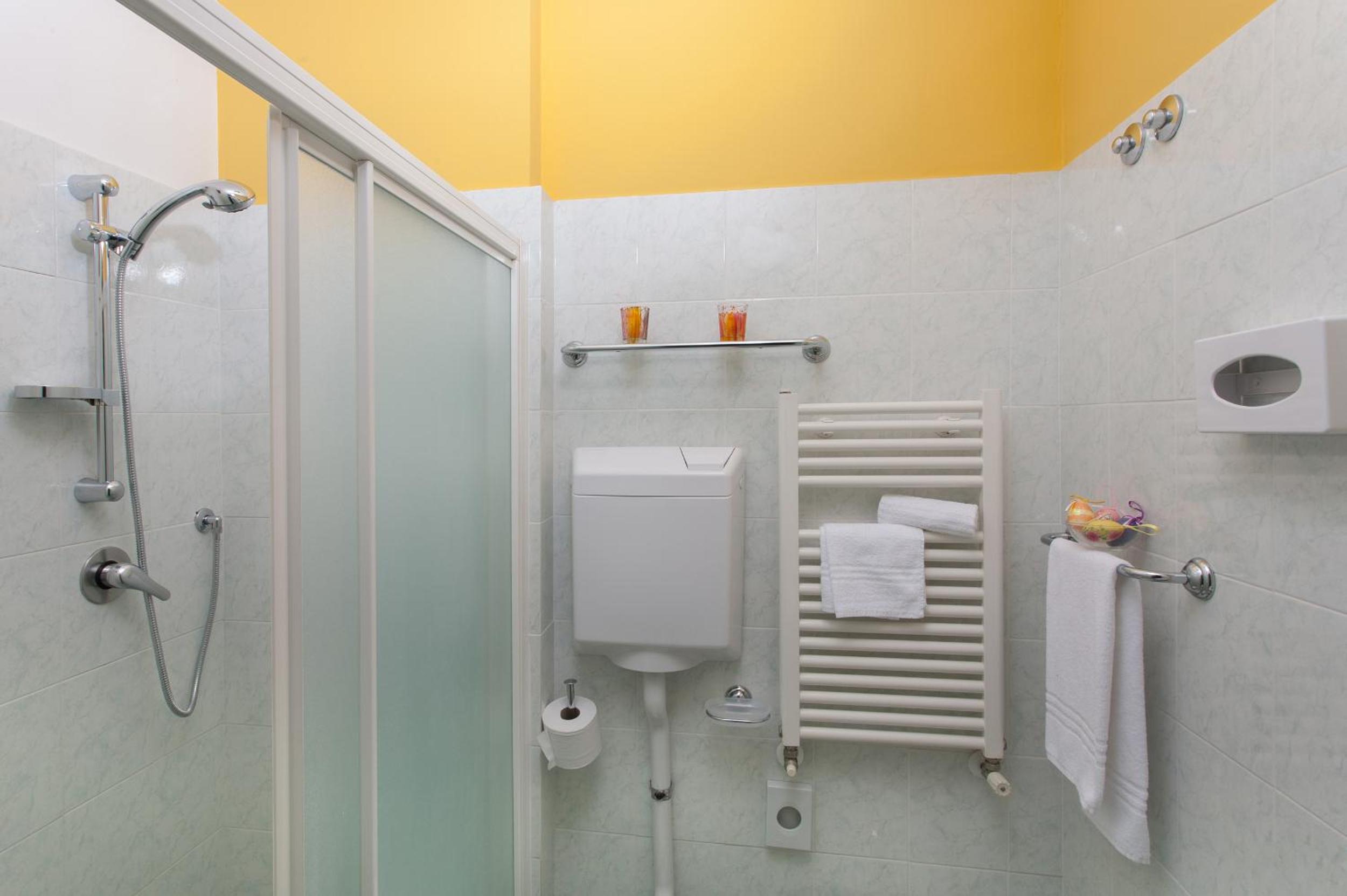 Double or Twin Room with Balcony - Photo 6