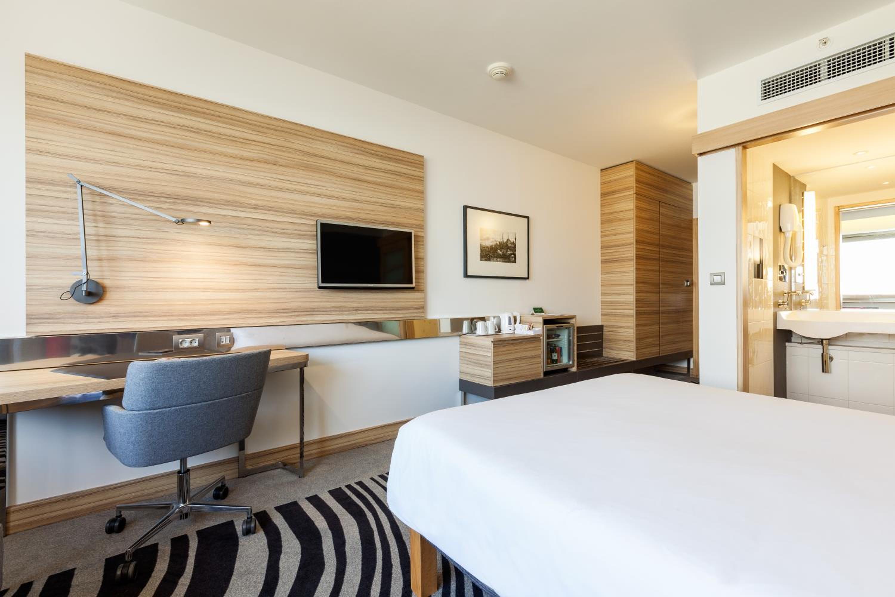 Superior Room with Queen Size Bed and Partial Sea View photo 2