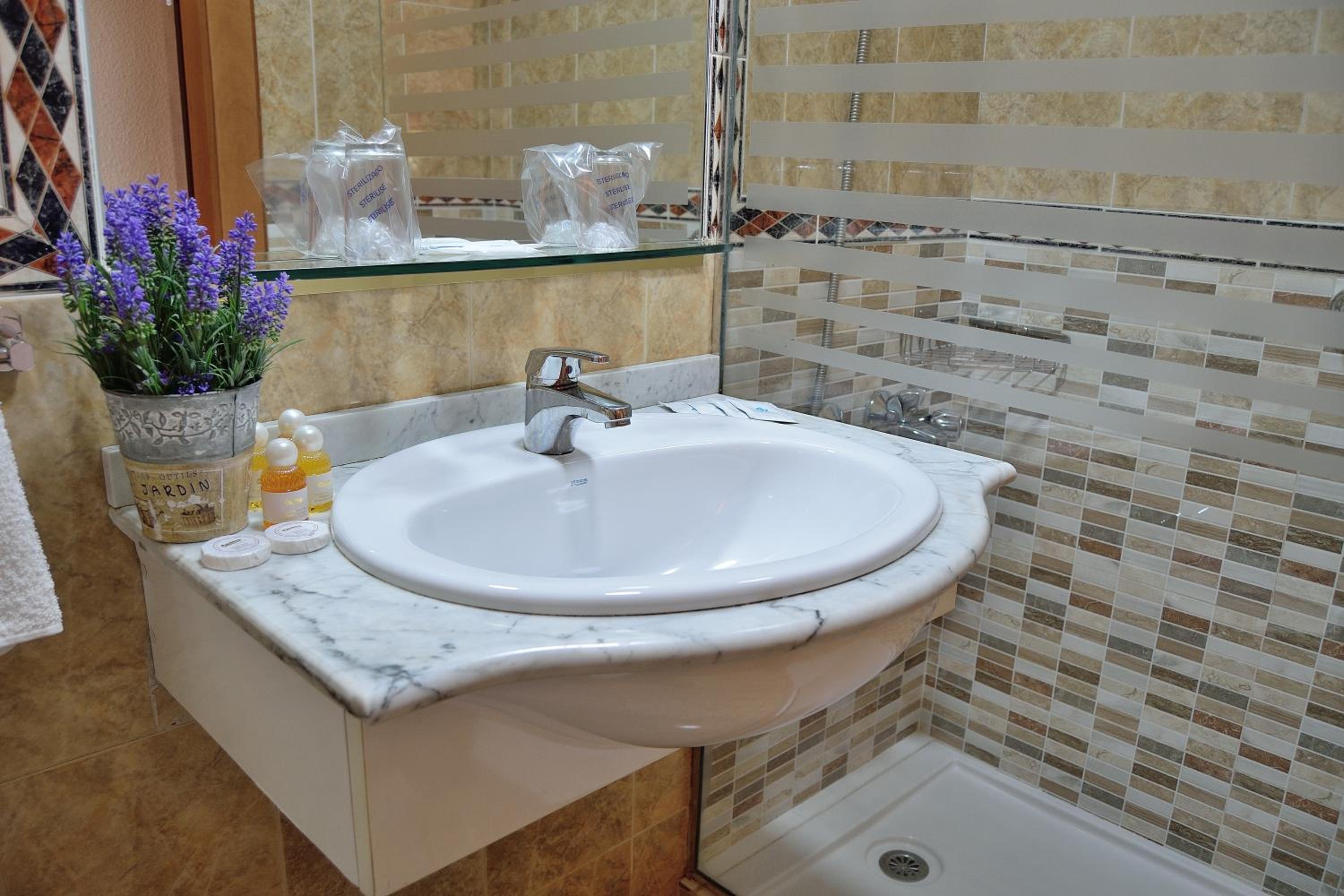 Standard Triple Room - Photo 4