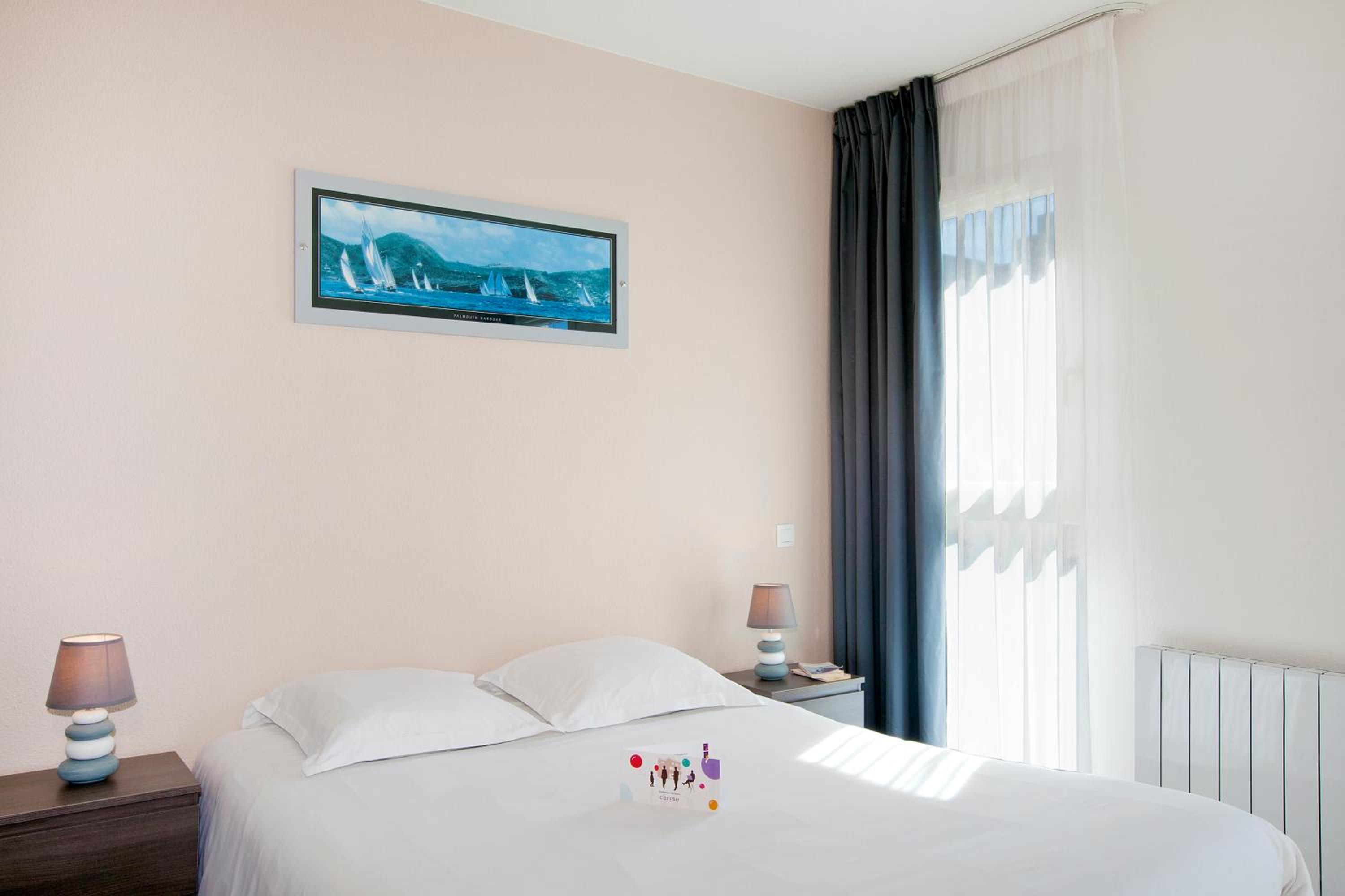 Studio Double Bed with kitchenette - Photo 1