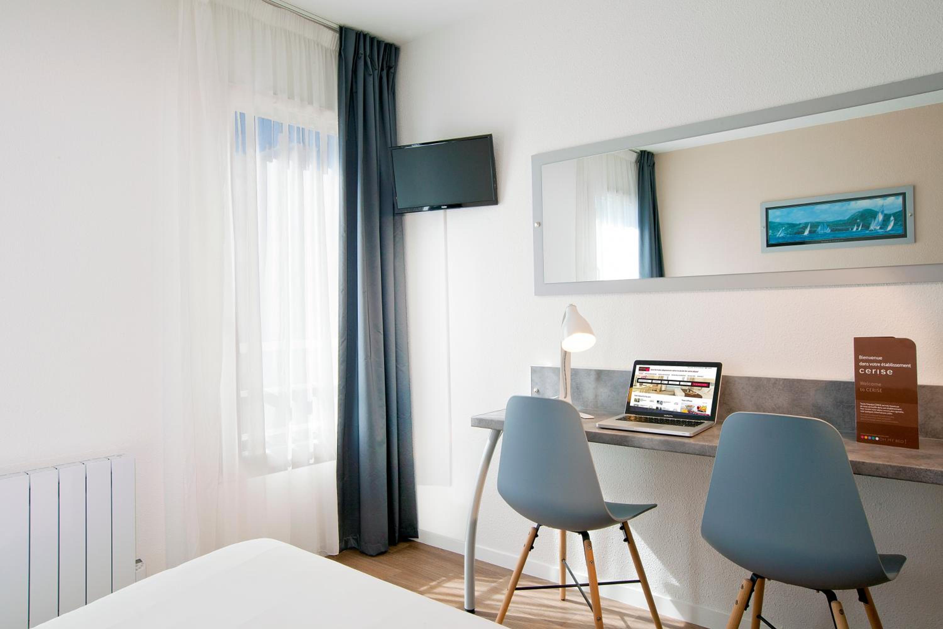 Studio Double Bed with kitchenette - Photo 6
