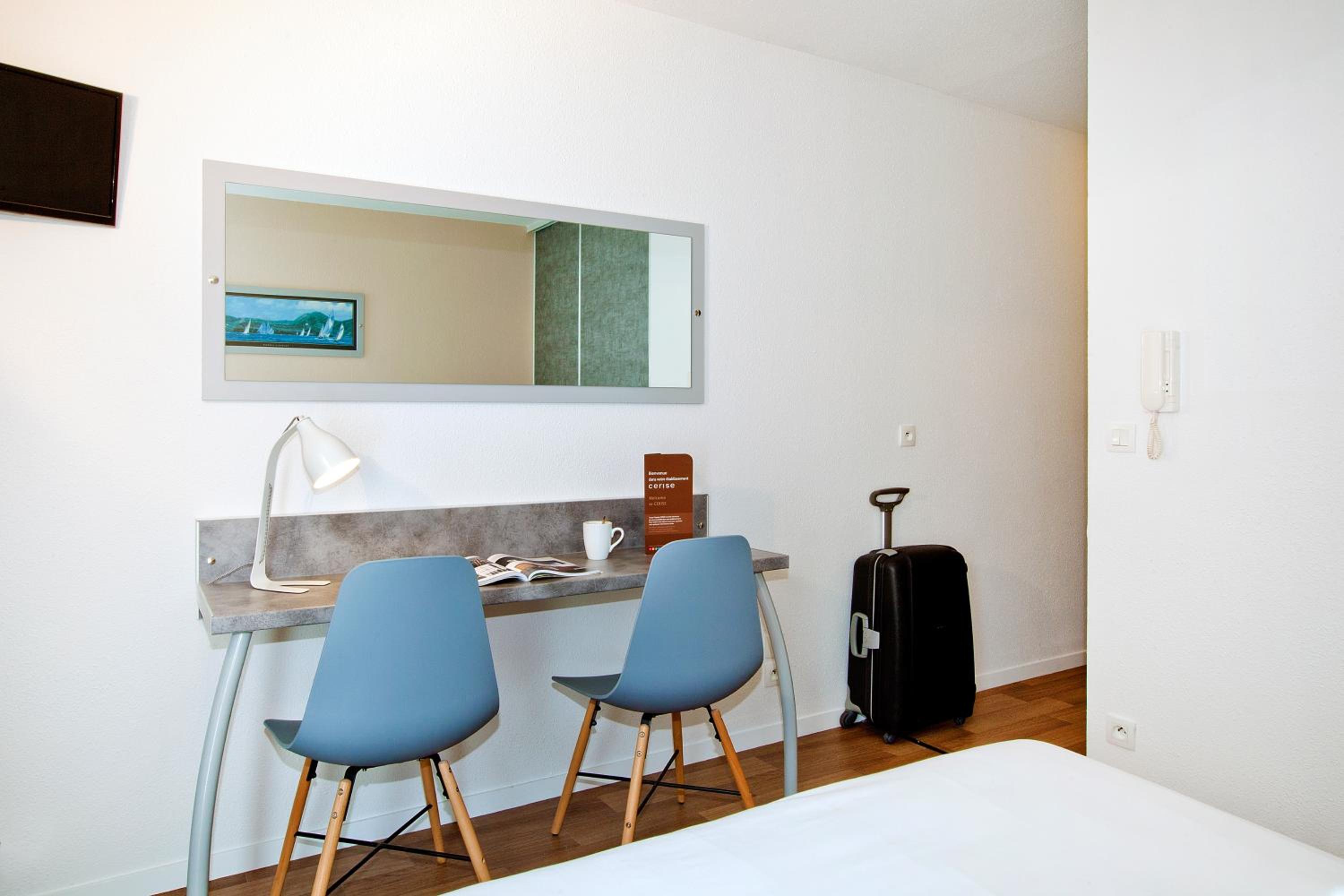 Studio Double Bed with kitchenette - Photo 2