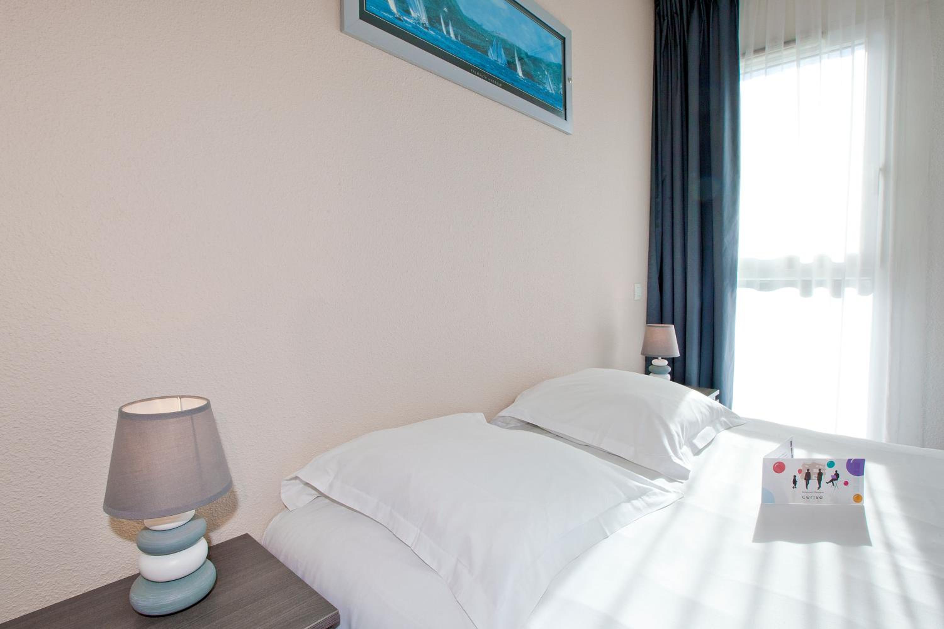 Studio Double Bed with kitchenette - Photo 3