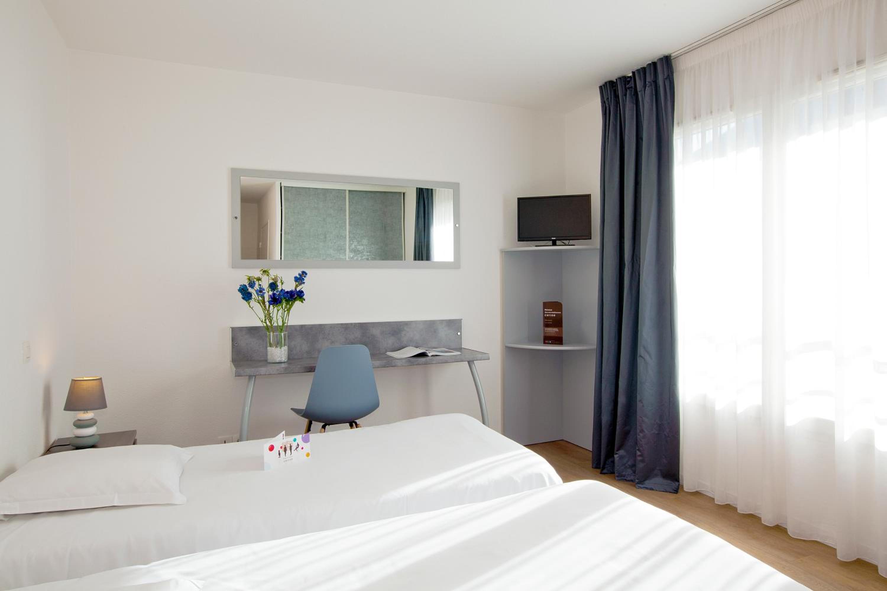 Twin Studio with Kitchenette - Photo 4