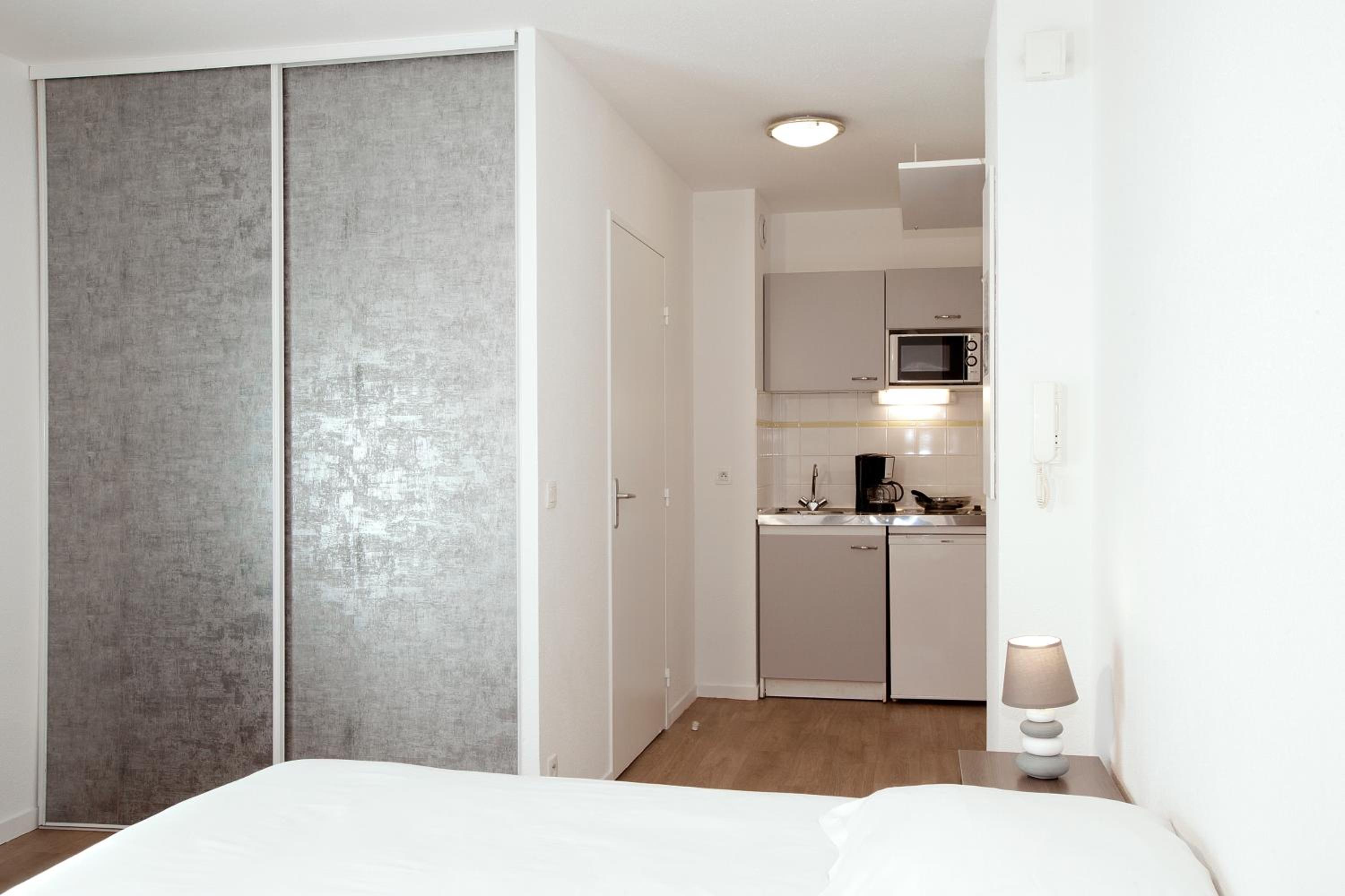 Twin Studio with Kitchenette - Photo 8