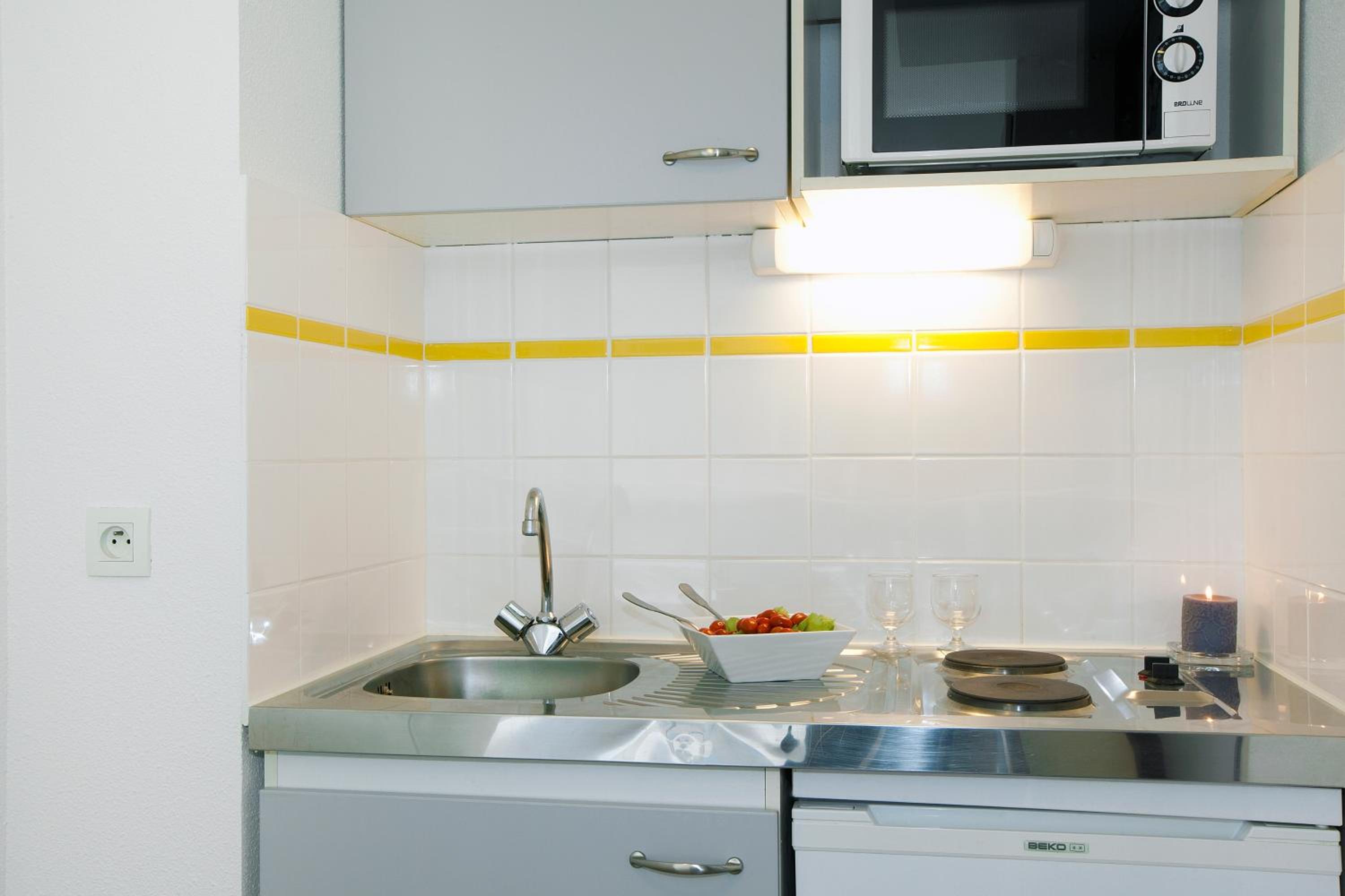 Twin Studio with Kitchenette - Photo 6