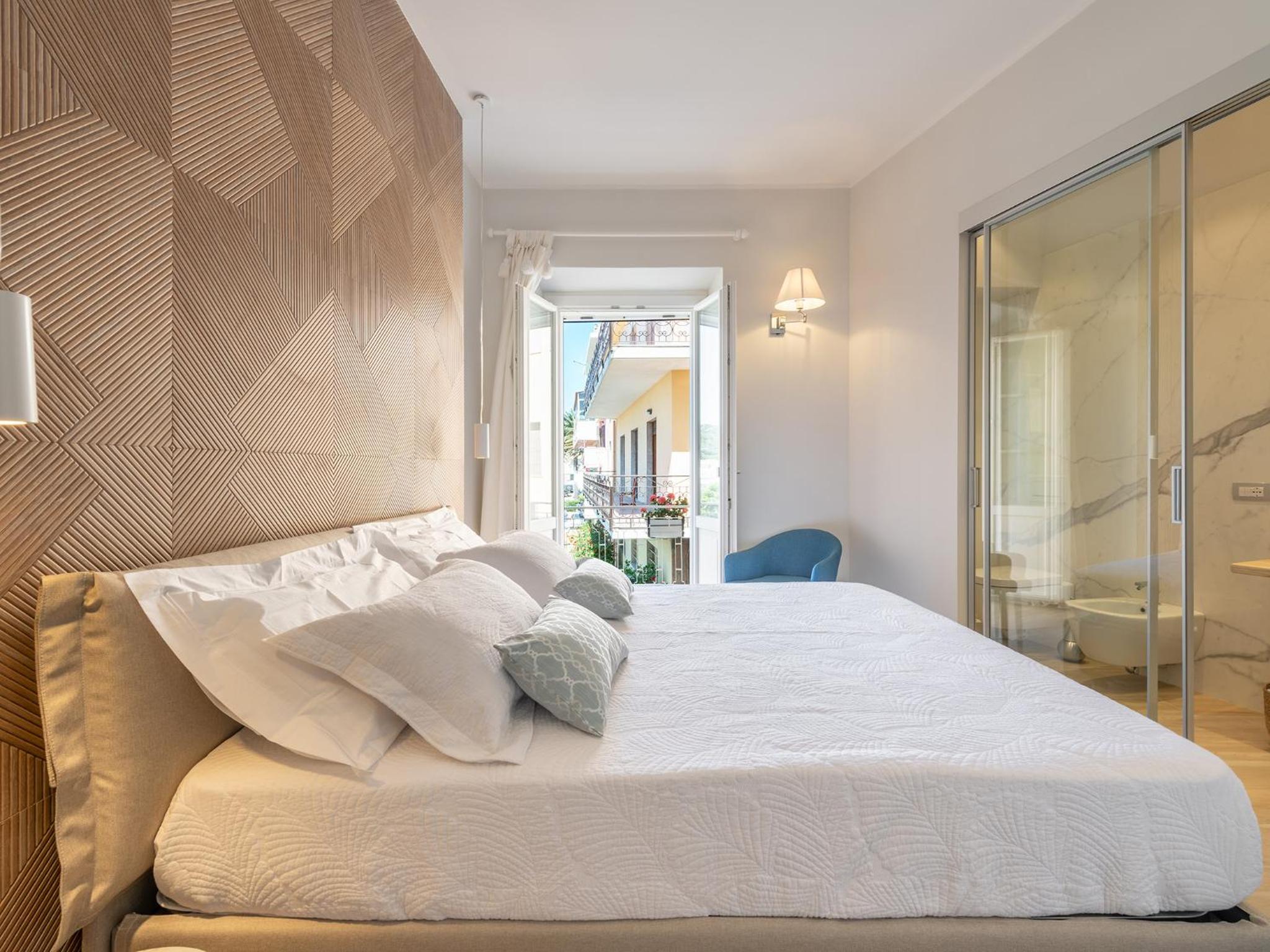 Deluxe Double Room with Balcony and Side View photo 1