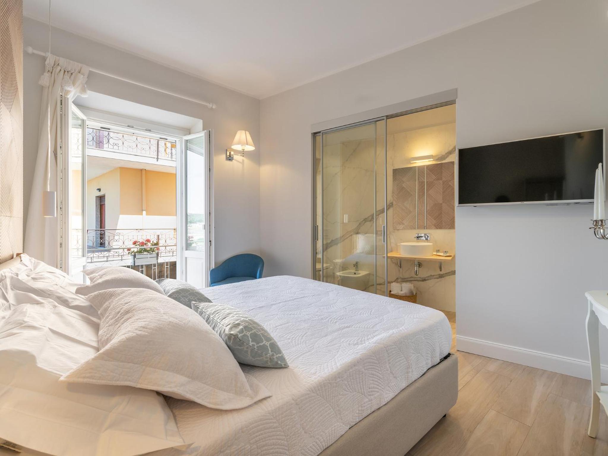 Deluxe Double Room with Balcony and Side View photo 2