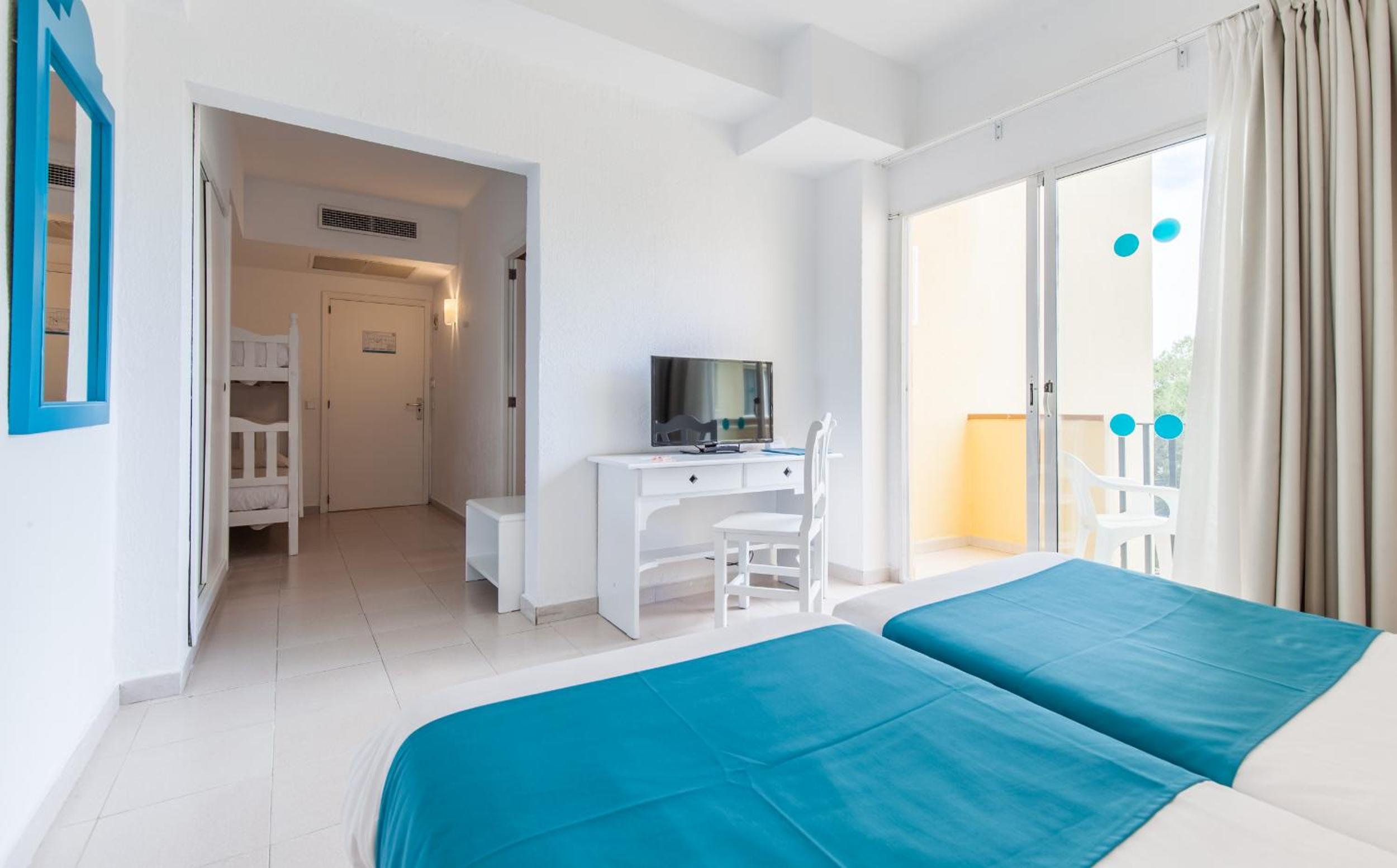 Habitación Cuádruple (3 Adultos + 1 Niño)