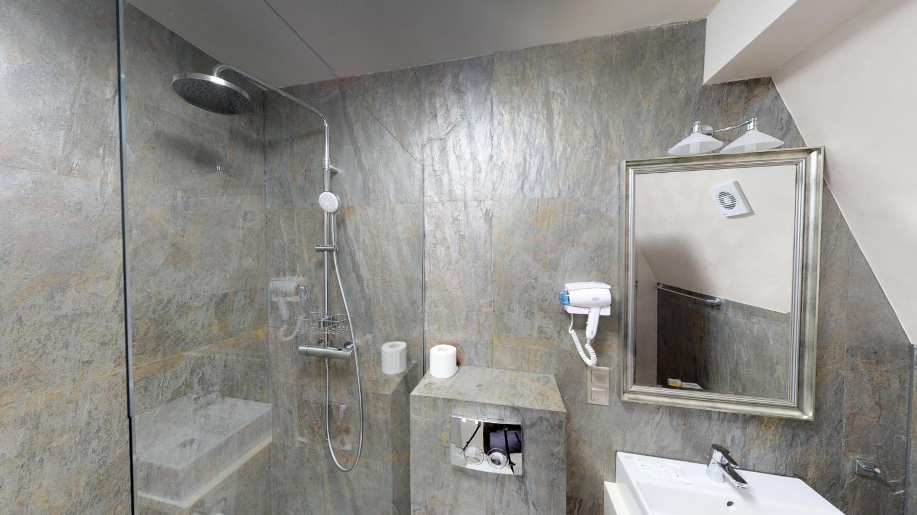Double Room - Photo 11