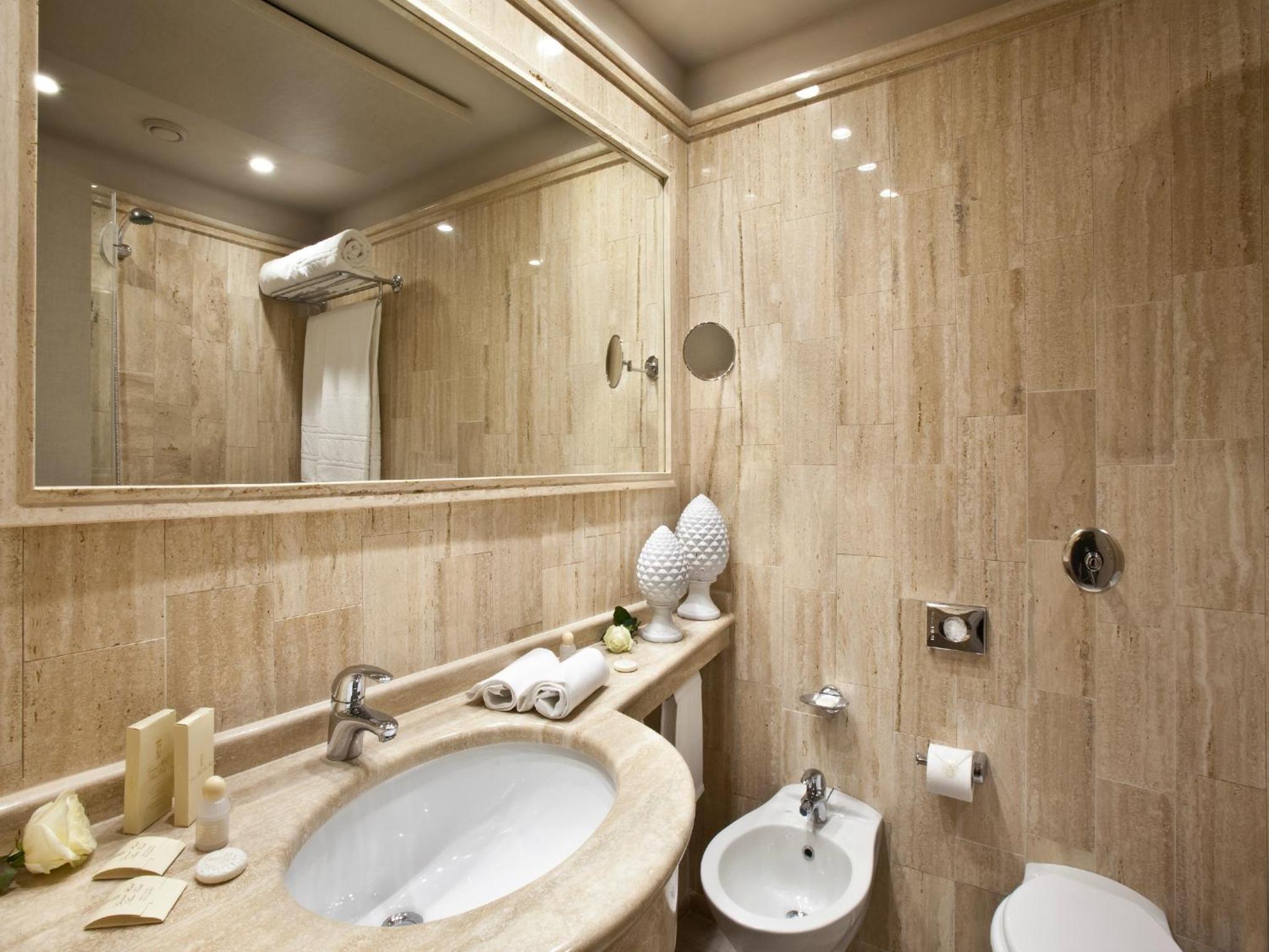 Classic Double or Twin Room with Sea View - Photo 4