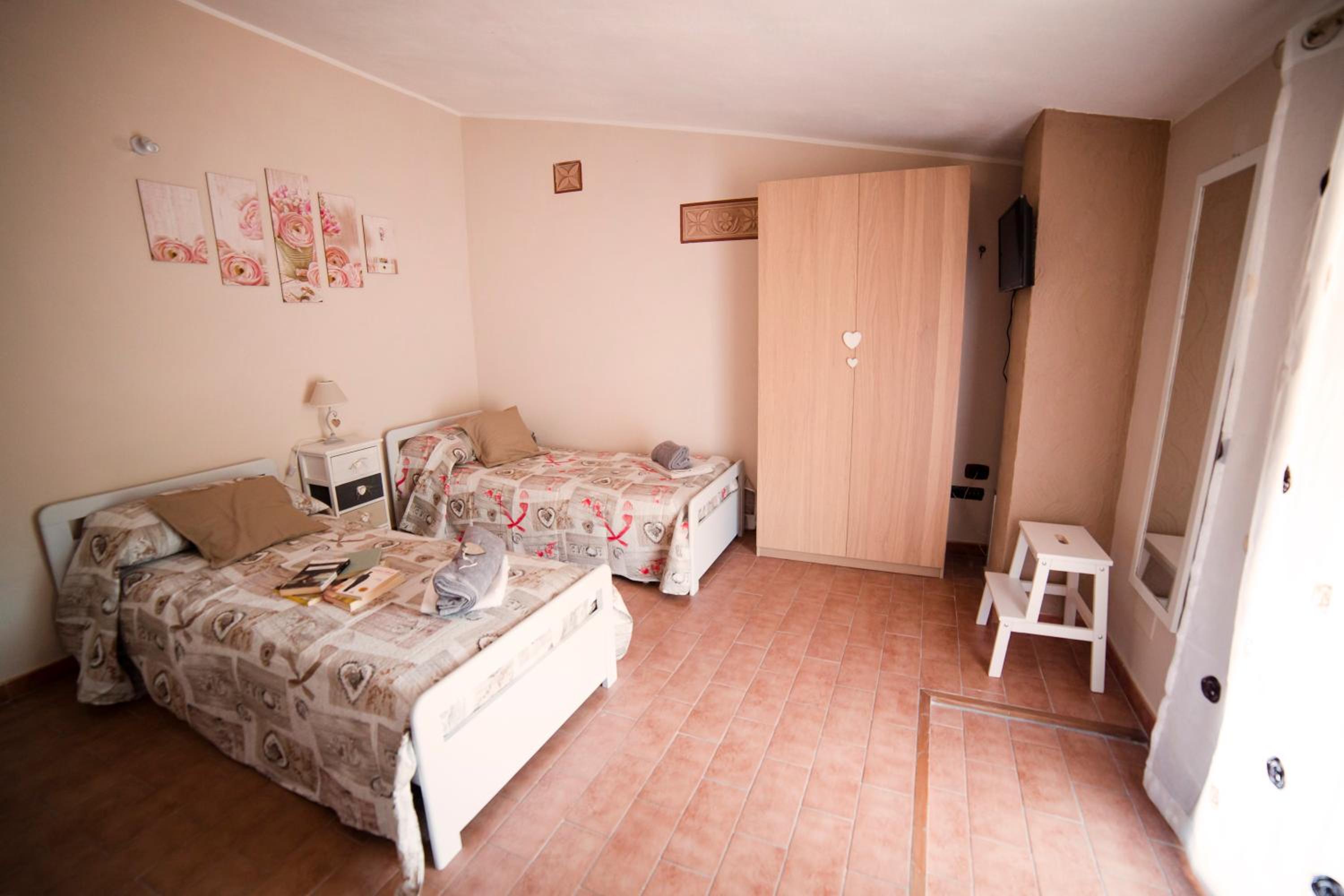 Twin Room with Private Bathroom - Photo 7