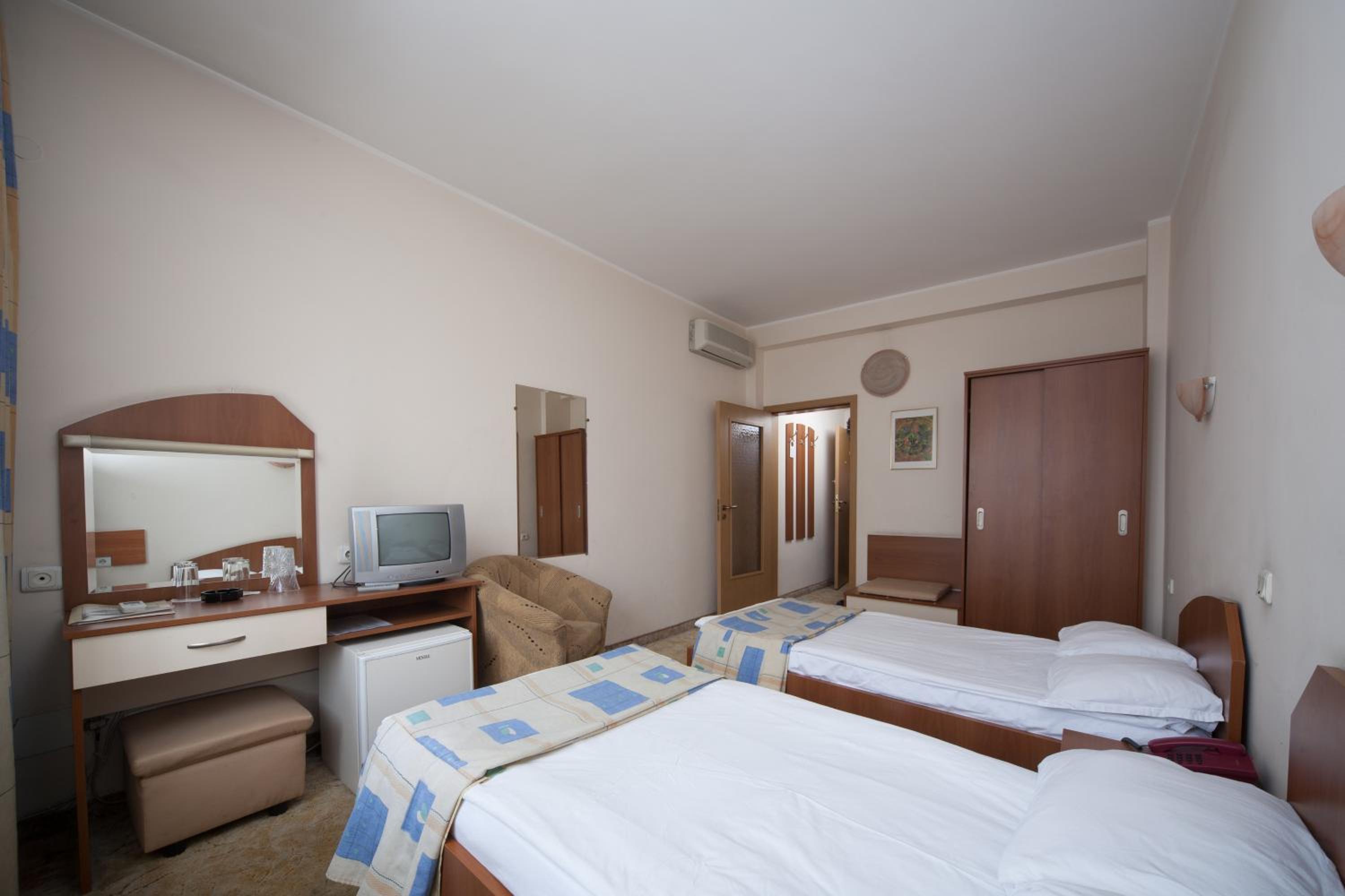 Double or Twin Room - Photo 8