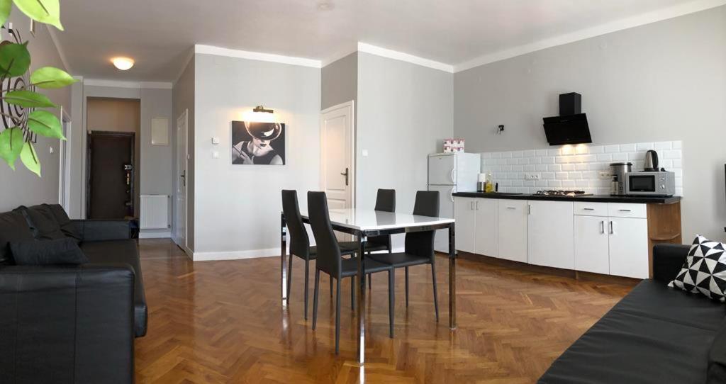 Three-Bedroom Apartment - Photo 5