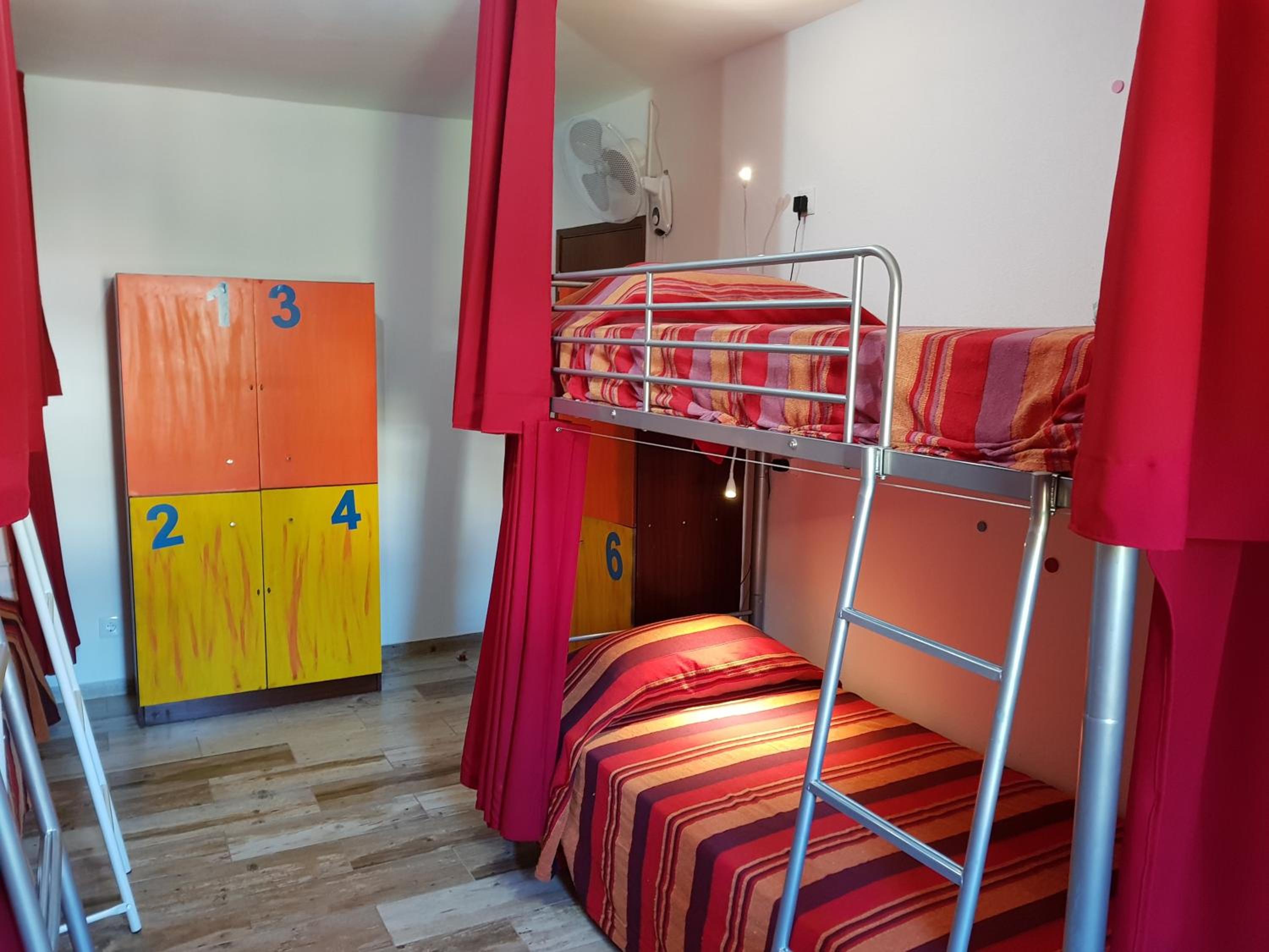 Bed in 6-Bed Mixed Dormitory Room photo 3