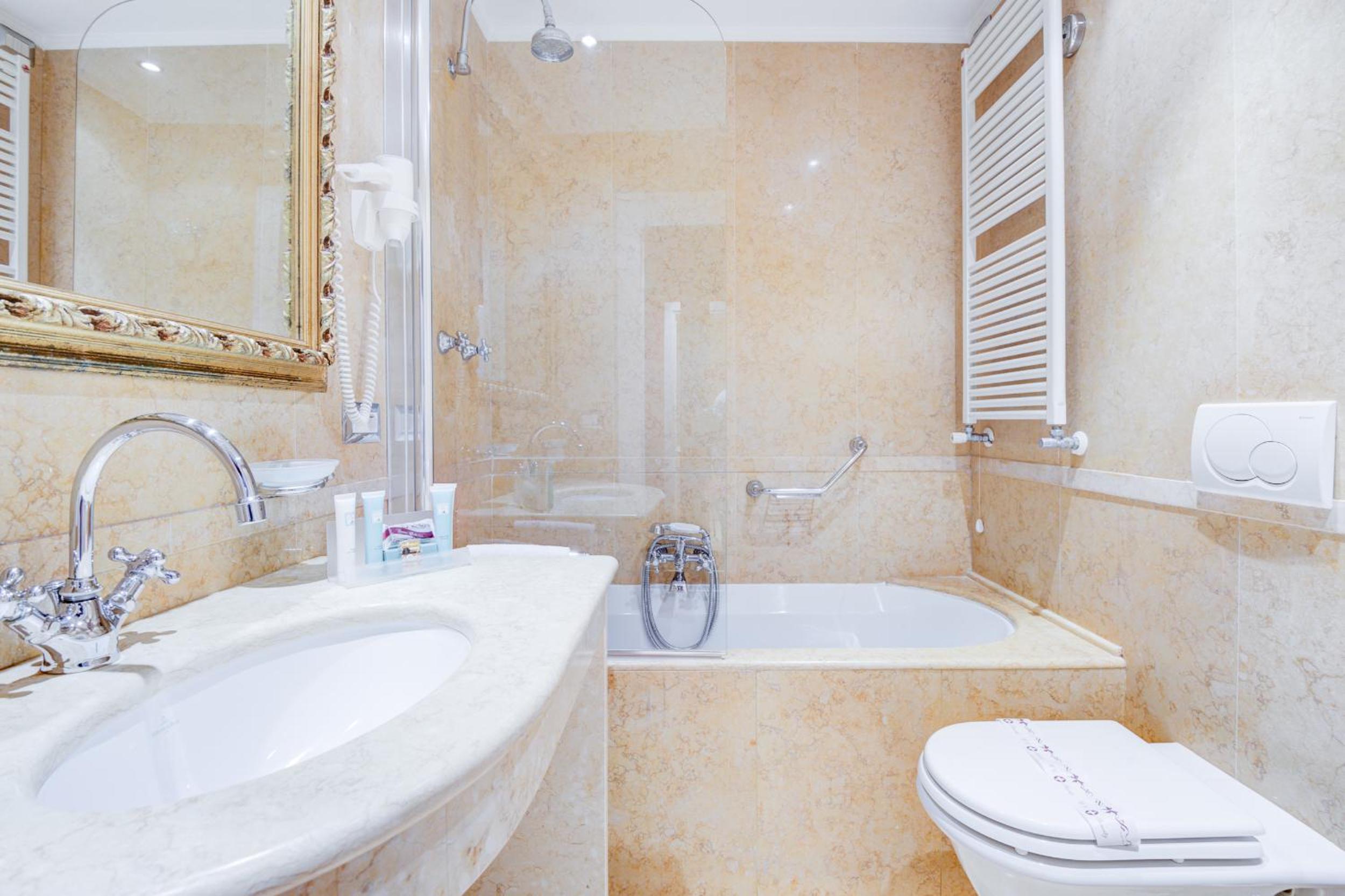 Classic Double Room thumbnail 6