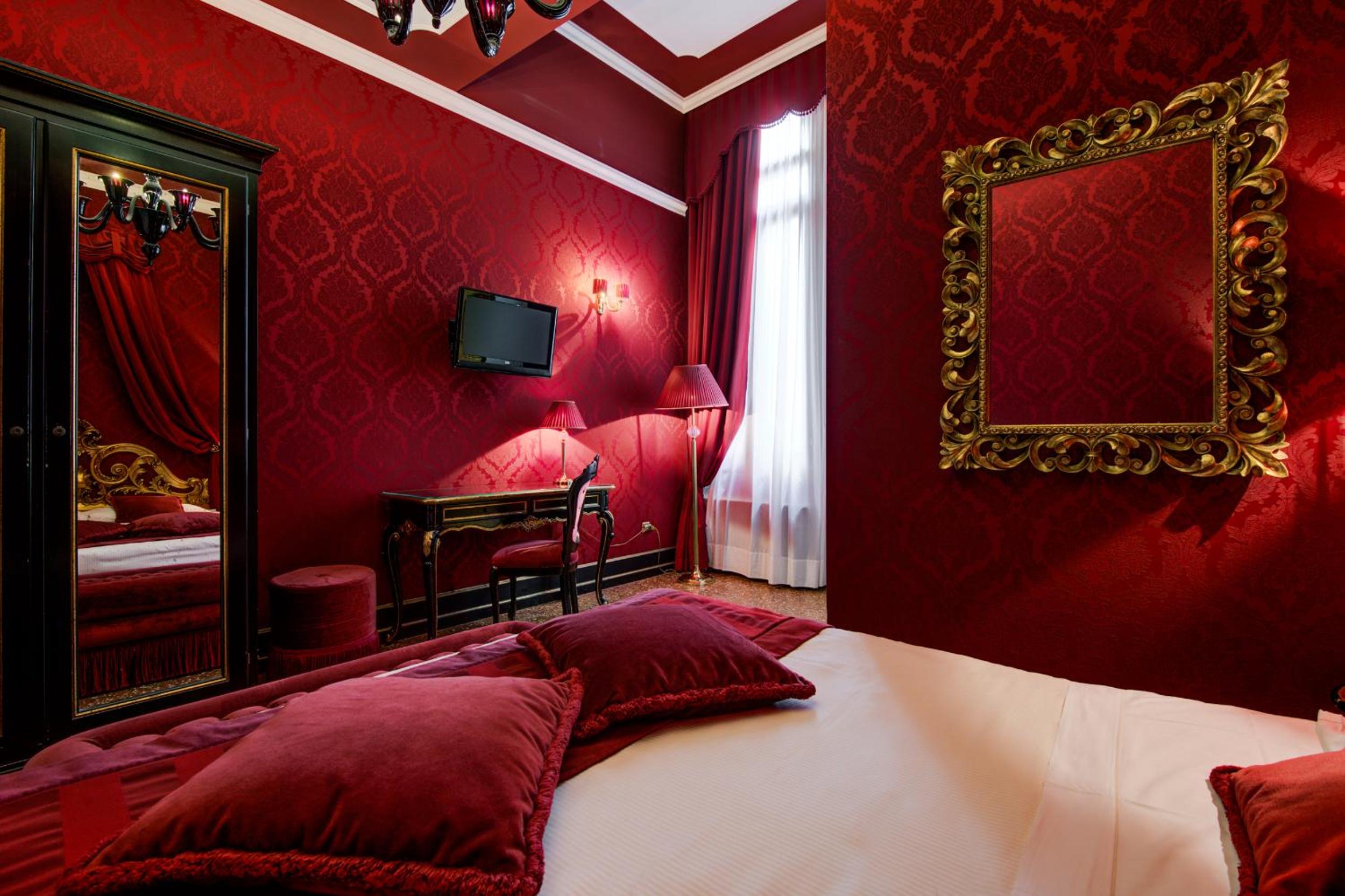 Superior Double Room thumbnail 6