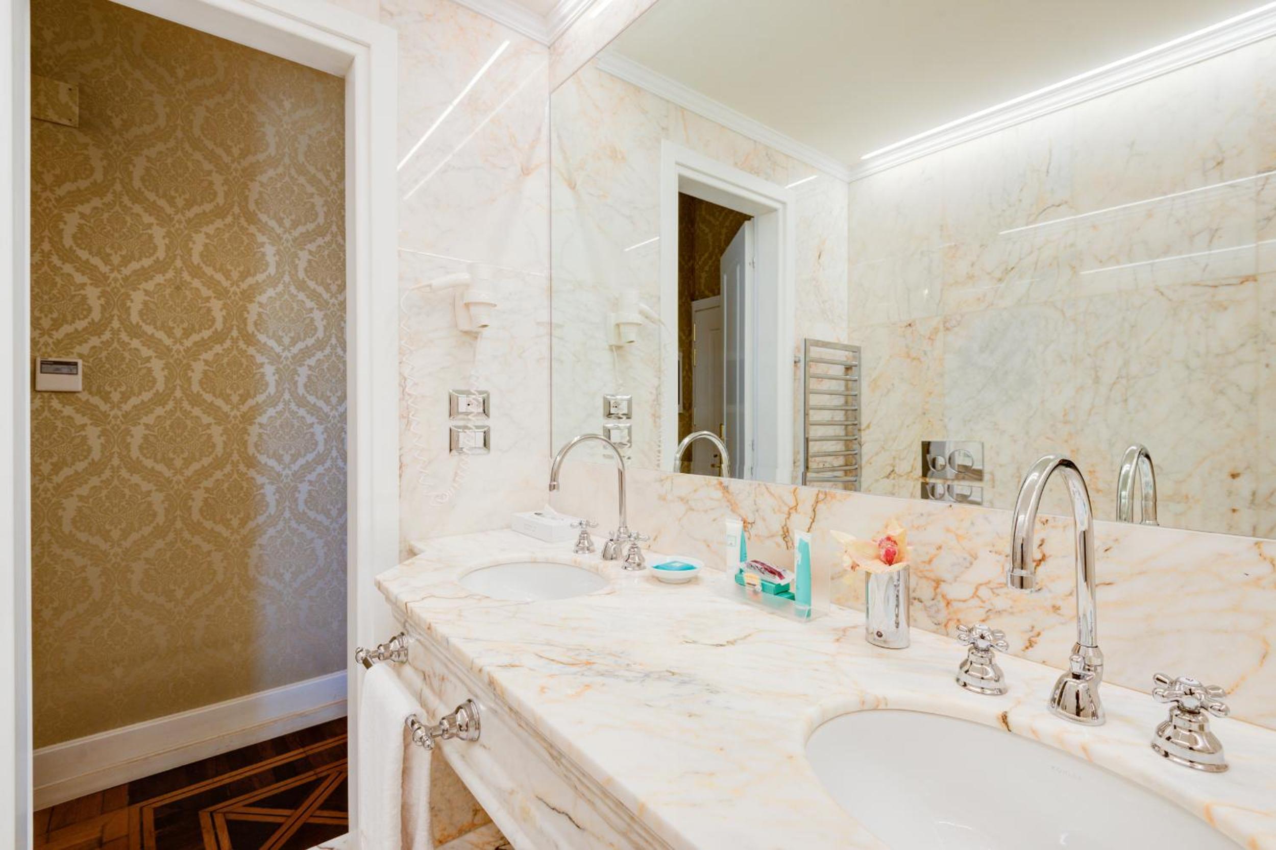 Superior Double Room thumbnail 5