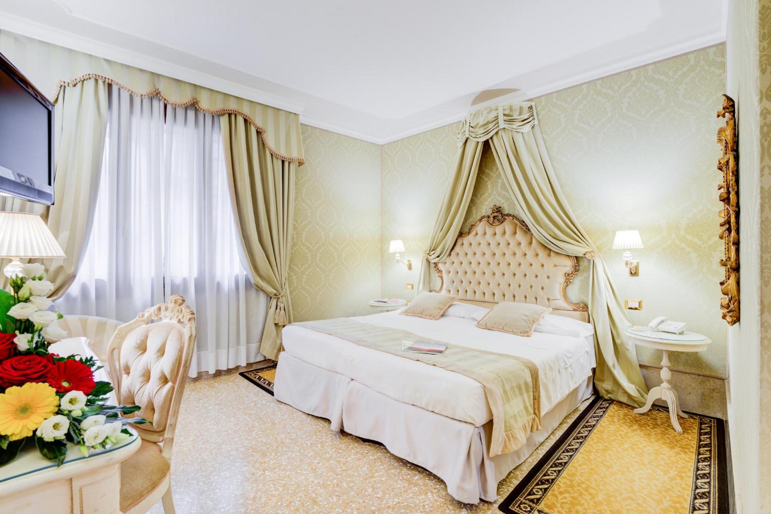 Superior Double Room thumbnail 5
