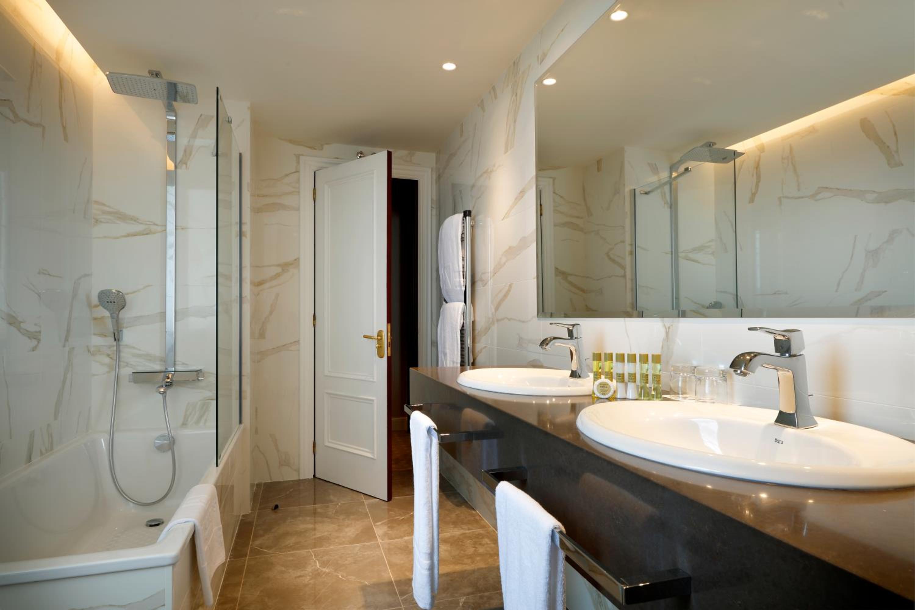 Deluxe Double Room with Extra Bed - Photo 4