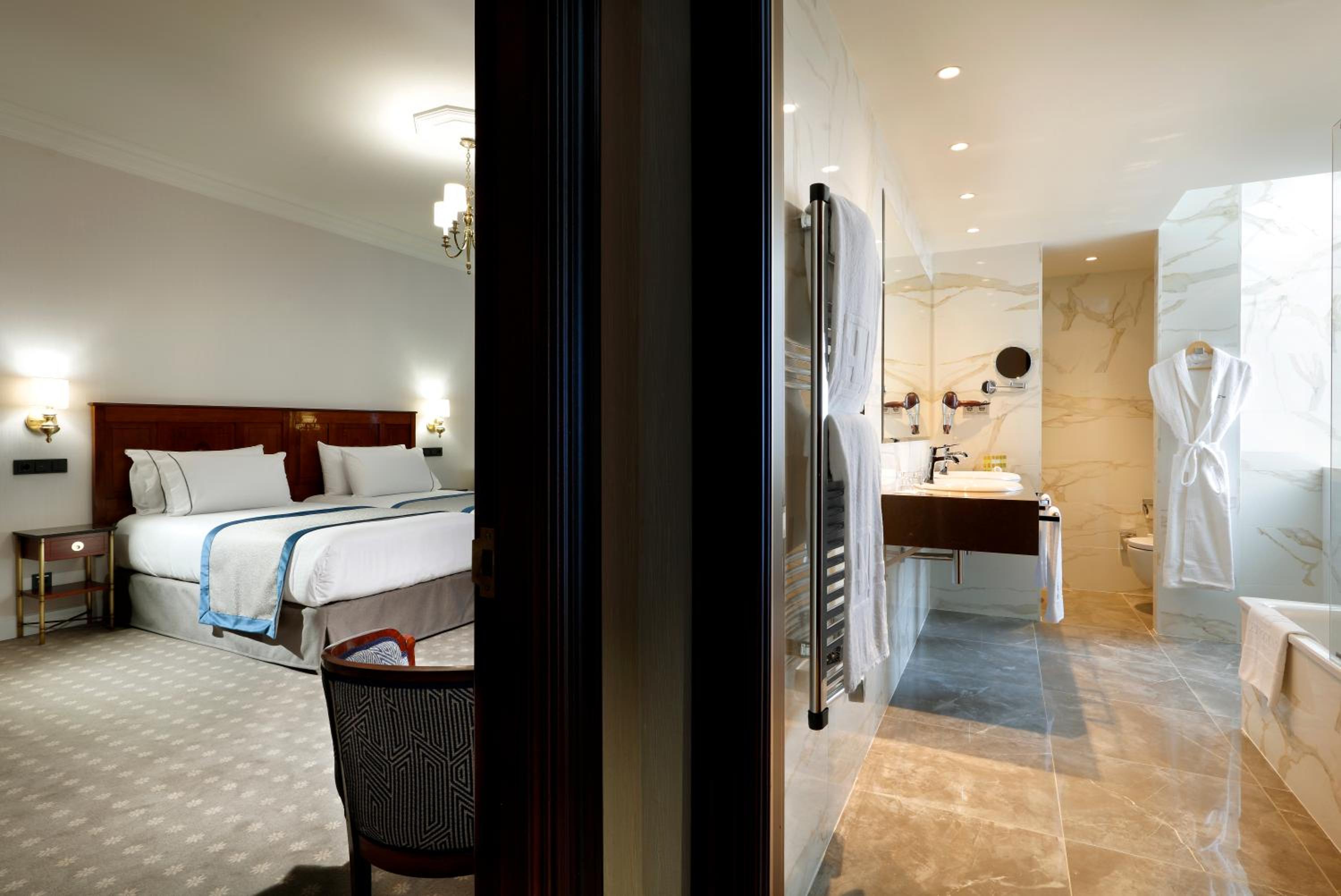 Deluxe Double Room with Extra Bed - Photo 3