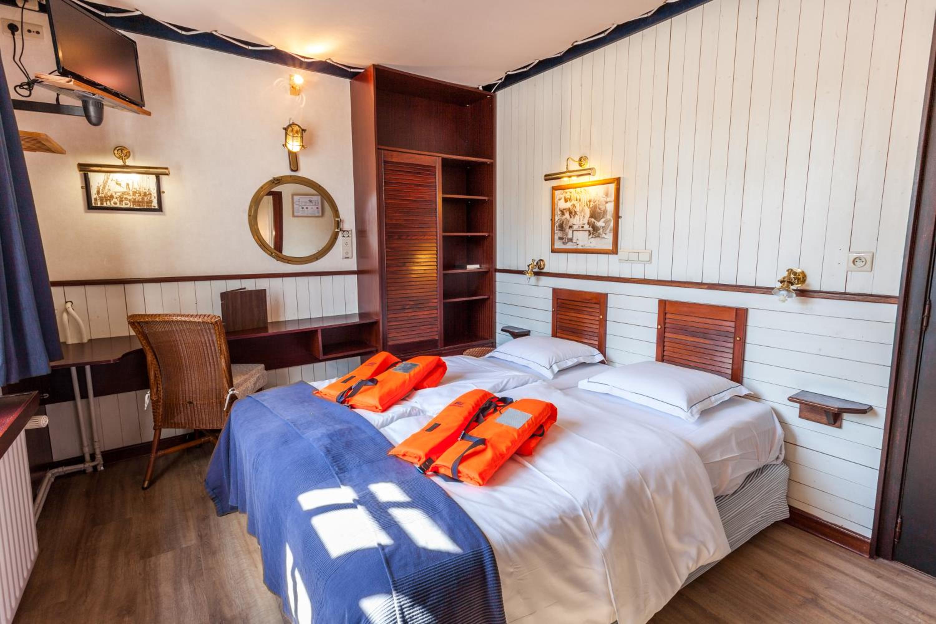 Cruise Cabin - Canal View photo 1