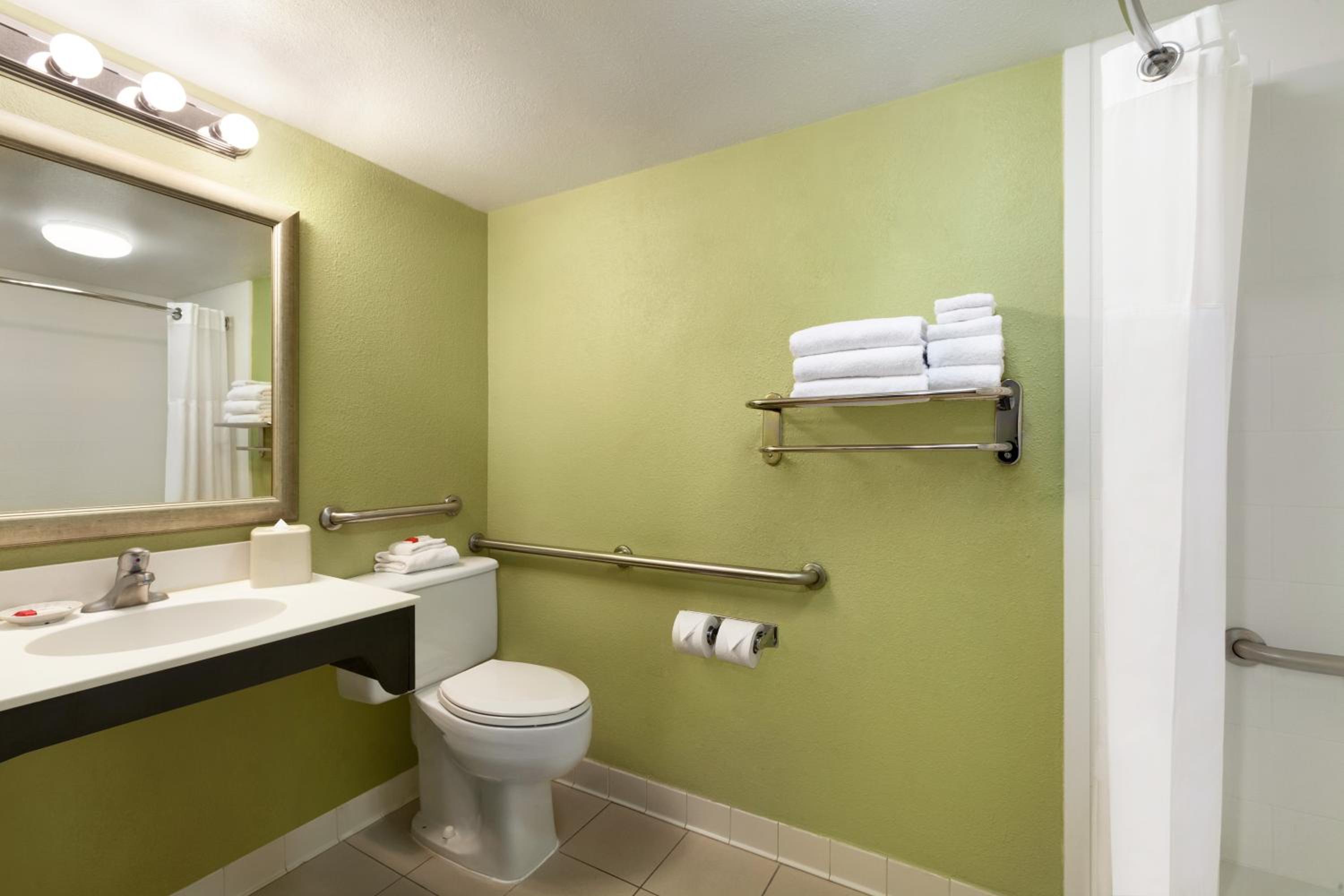 Queen Room with Bath Tub - Mobility Accessible/Non-Smoking - Photo 2