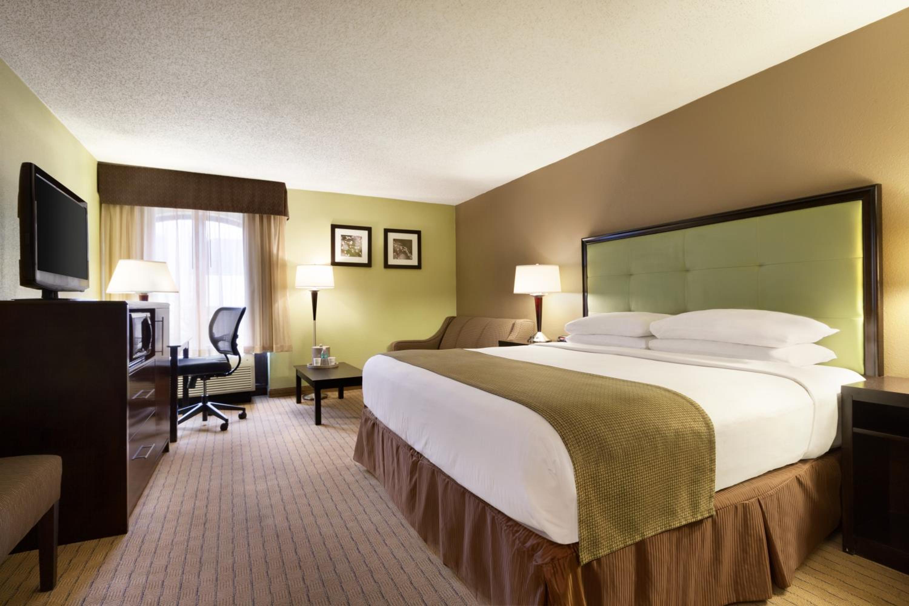 King Room - Non-Smoking - Photo 5