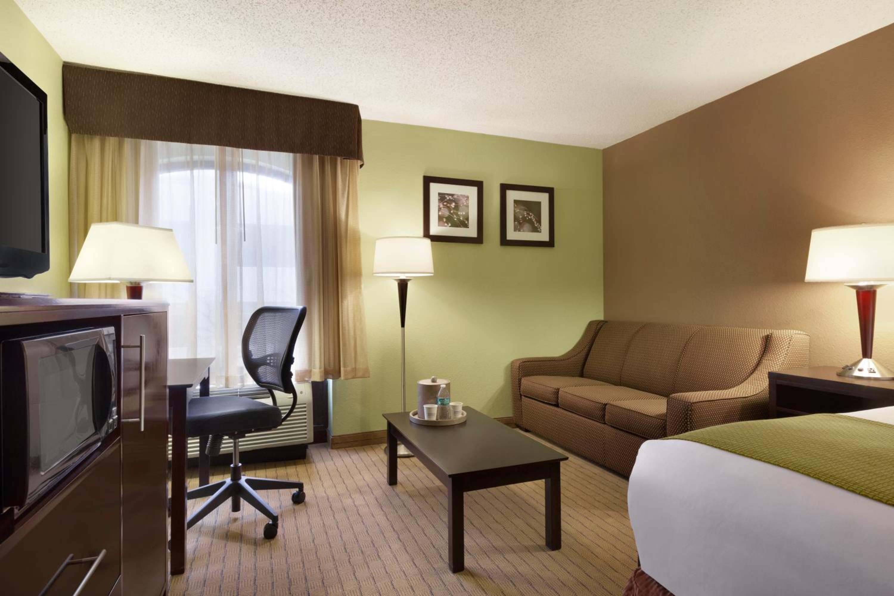 King Room - Non-Smoking - Photo 6
