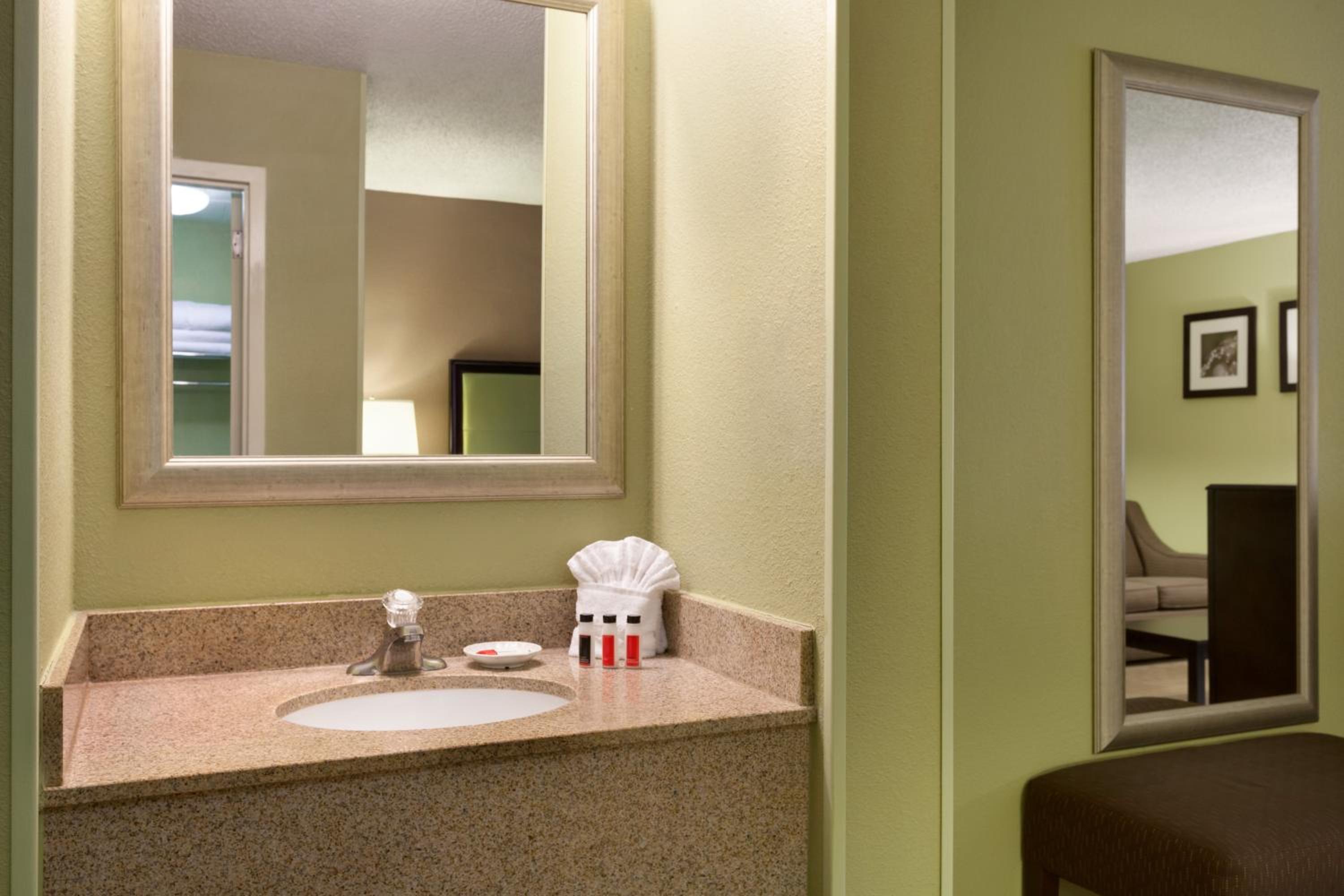 King Room - Non-Smoking - Photo 2