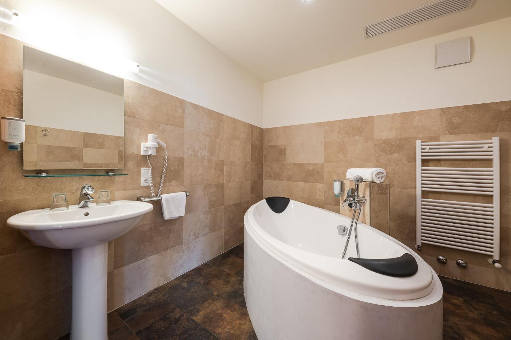 Deluxe Suite - Photo 2