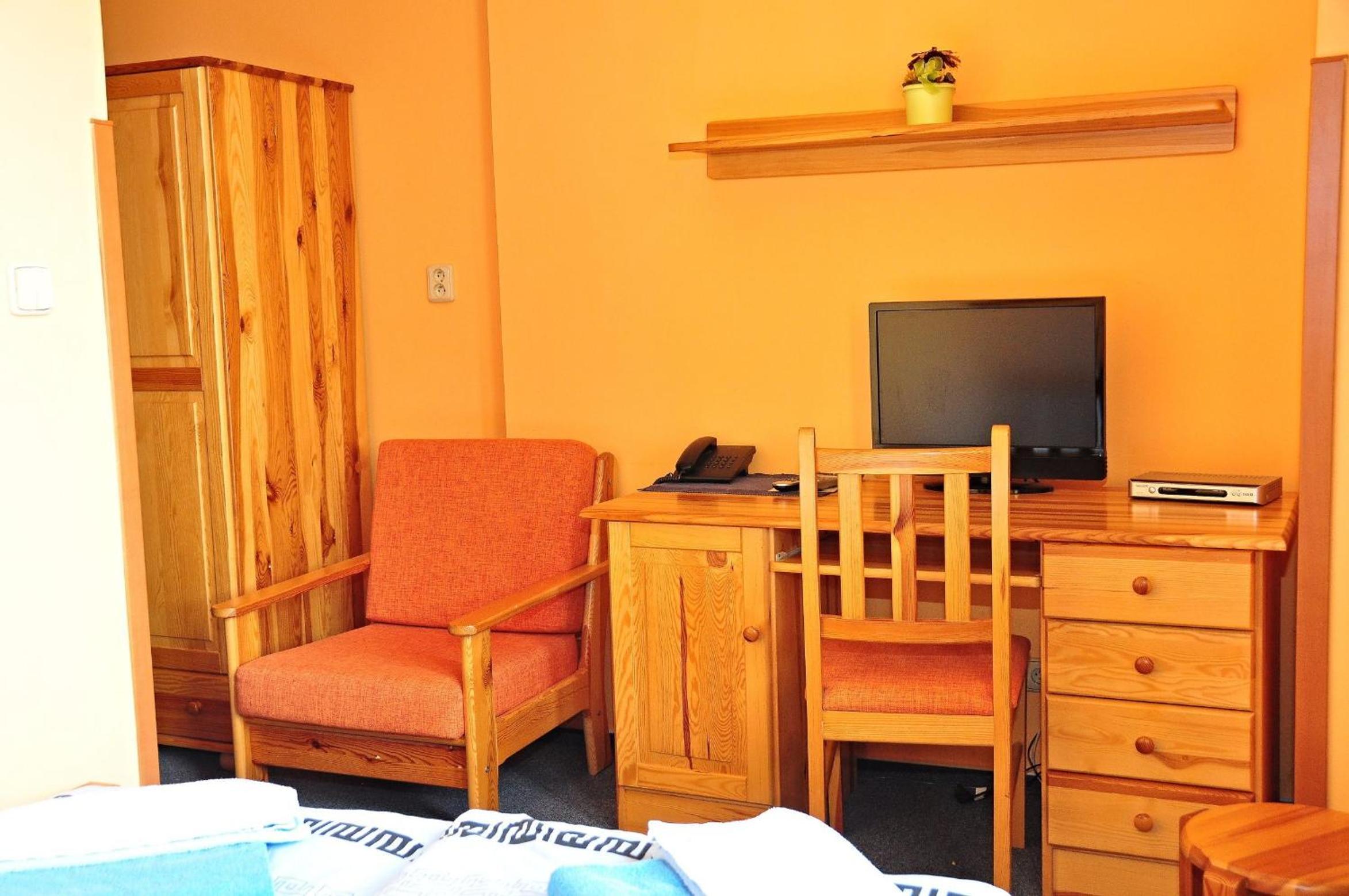 Twin Room - Photo 10