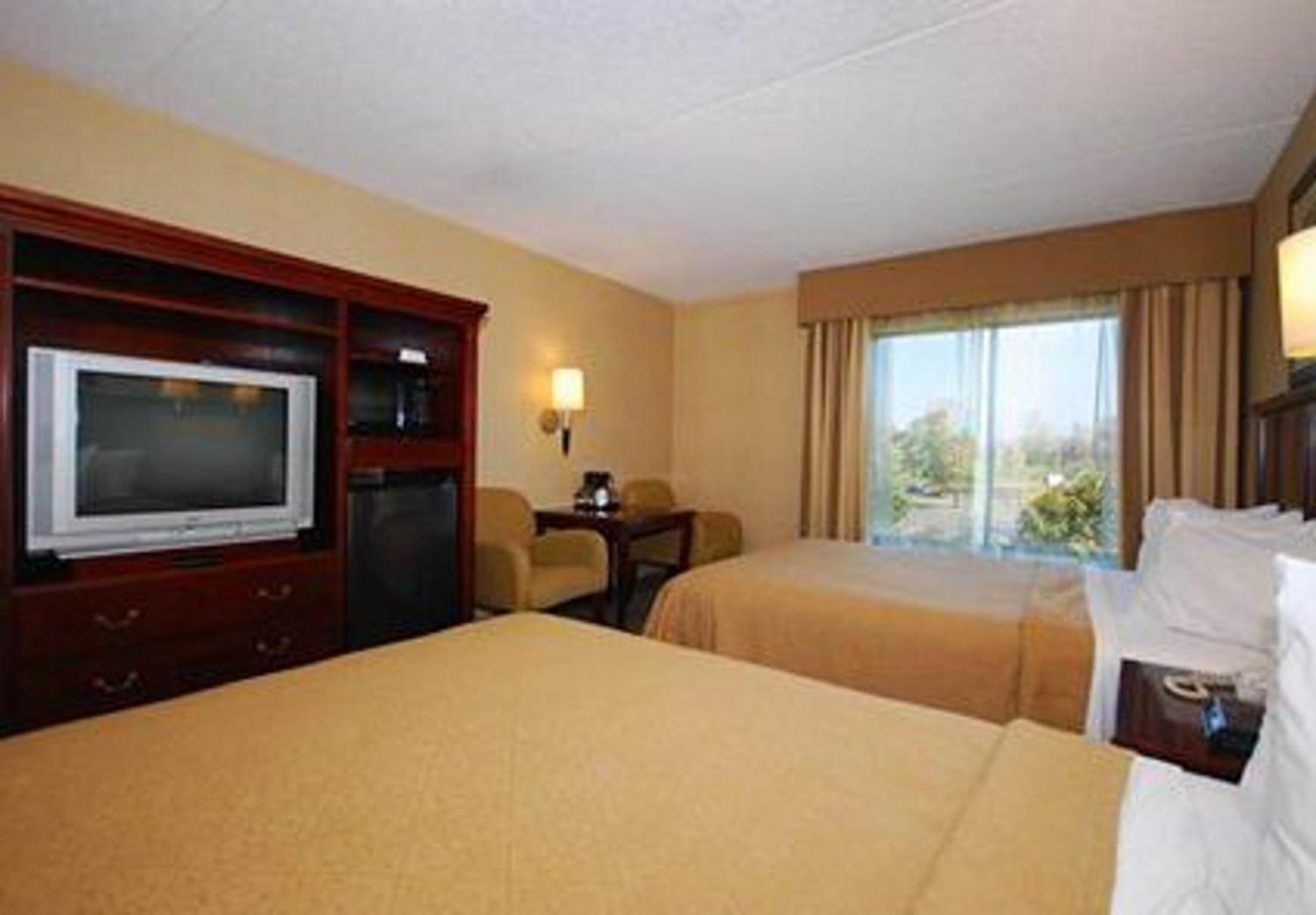 Queen Room with Two Queen Beds - Non-Smoking - Photo 3