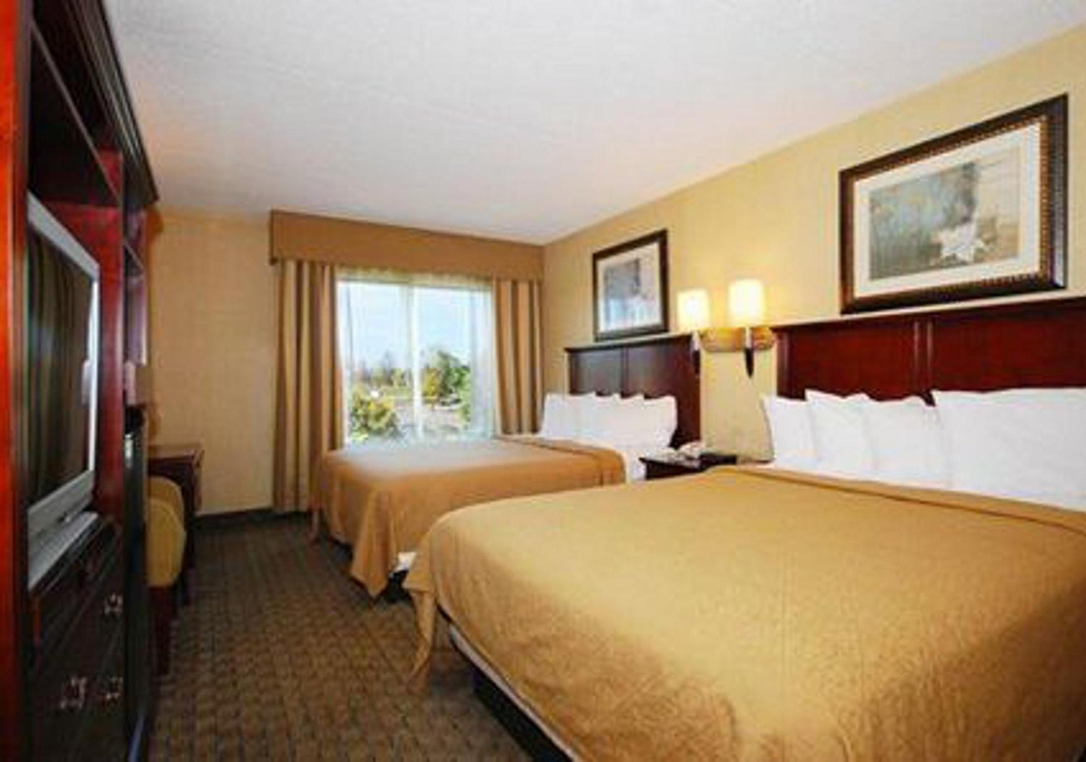 Queen Room with Two Queen Beds - Non-Smoking - Photo 4