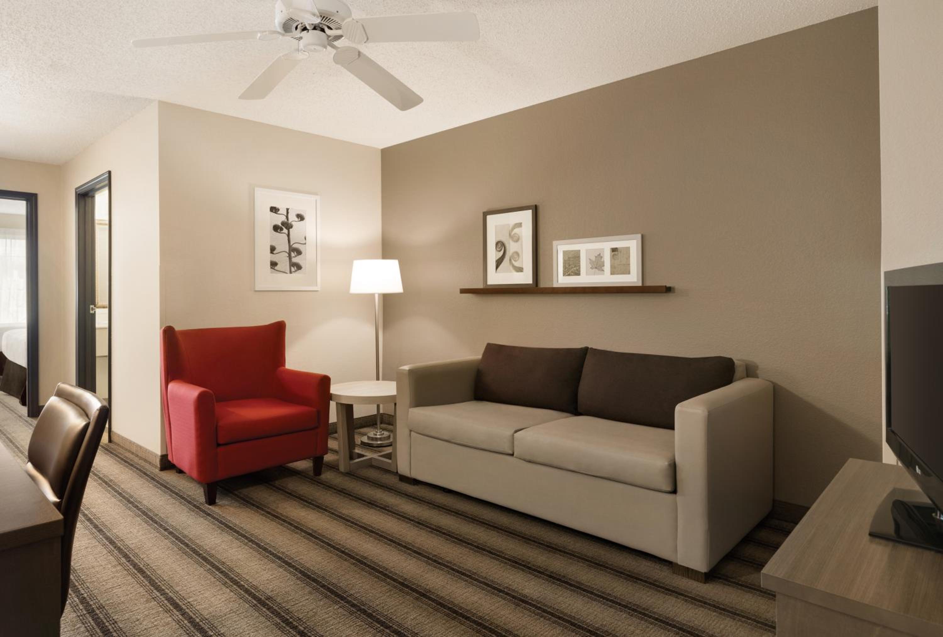 One-Bedroom King Suite with Sofa Bed - Non-Smoking - Photo 4