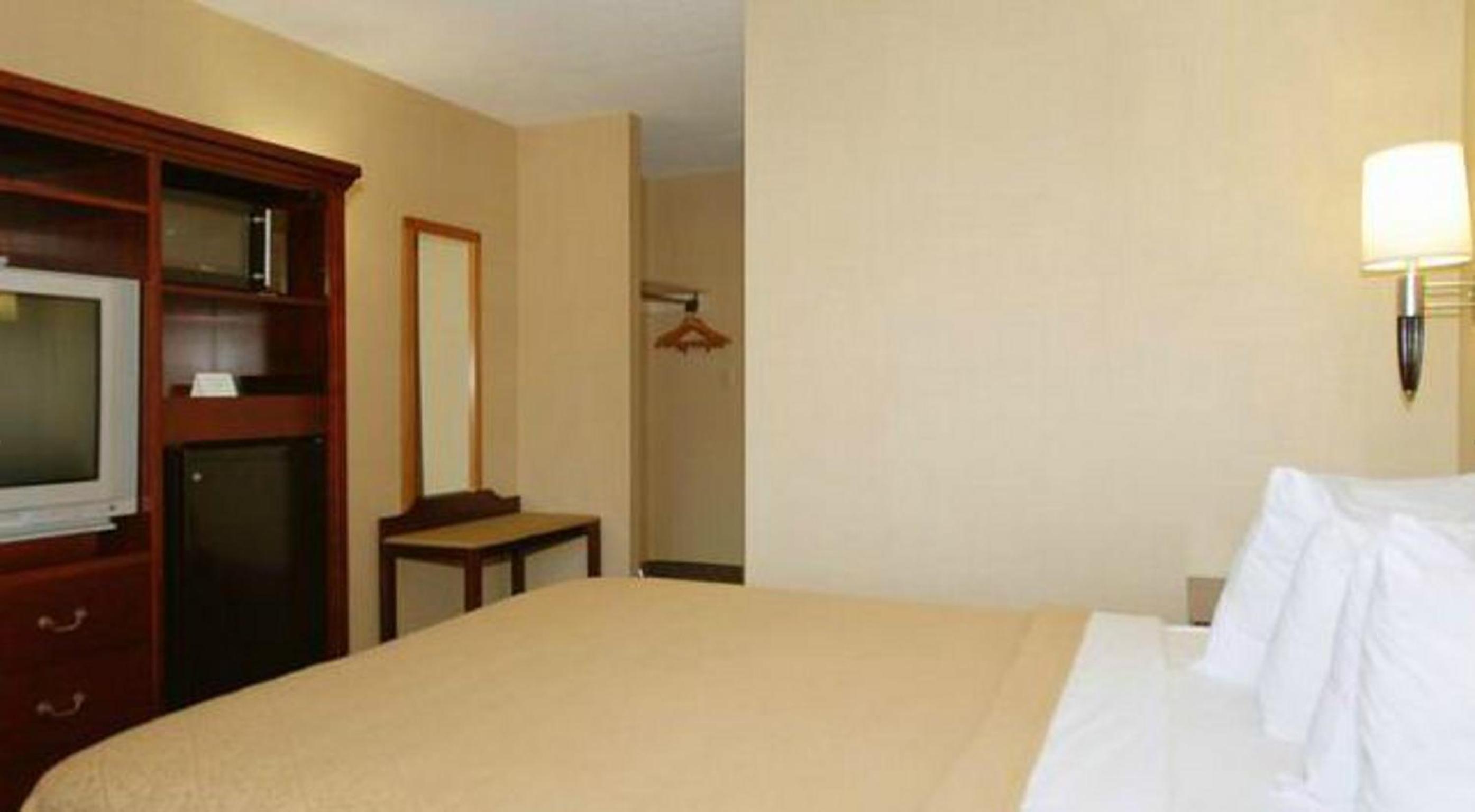 Queen Room - Non-Smoking - Photo 1