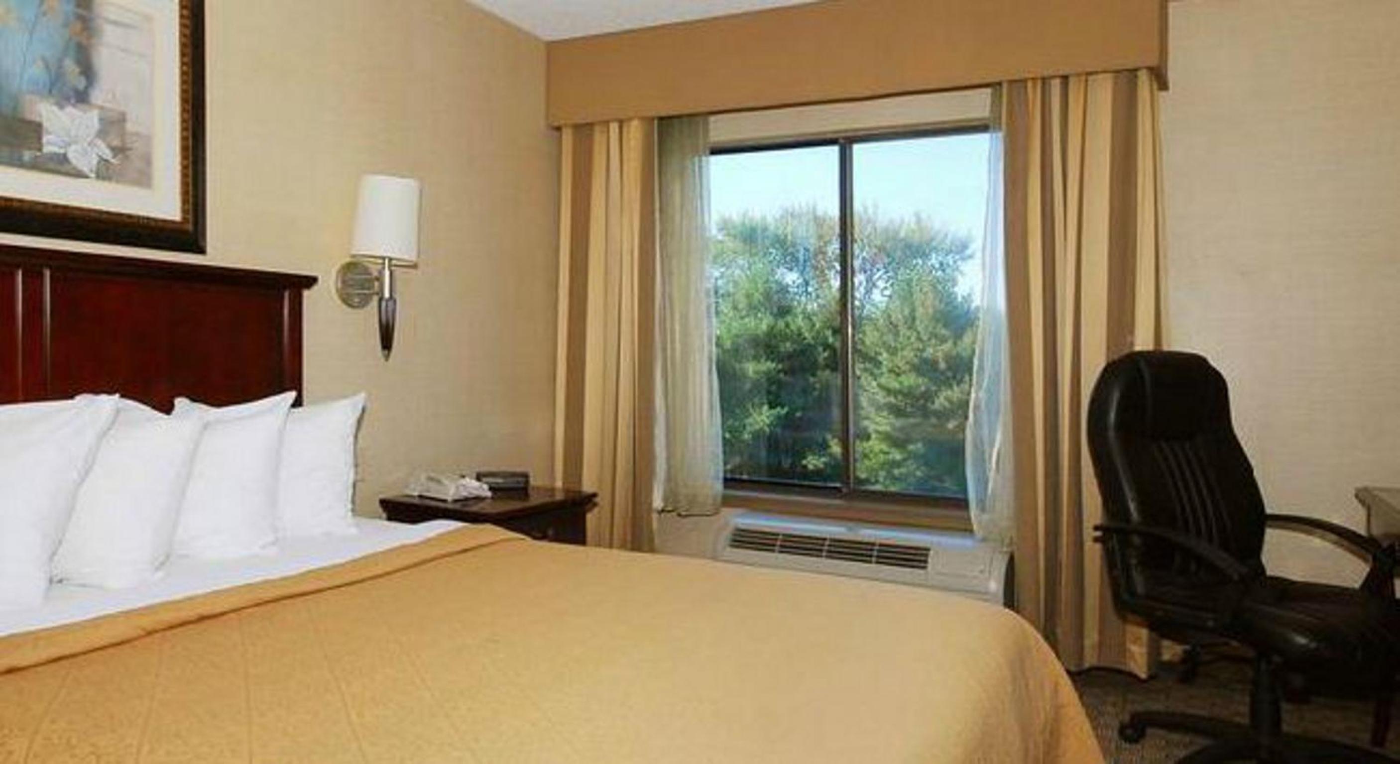 Queen Room - Non-Smoking - Photo 2