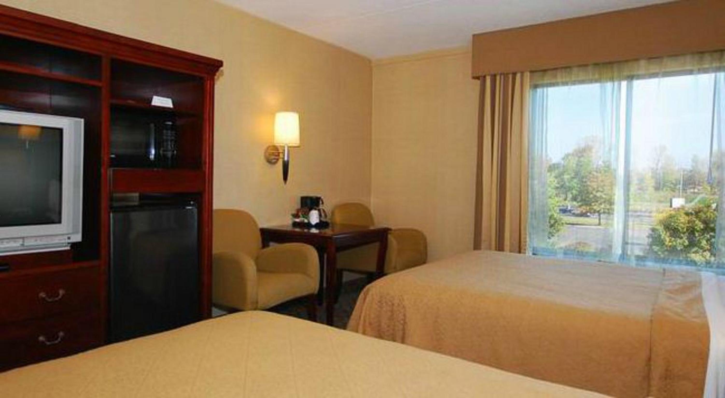 Queen Room with Two Queen Beds - Non-Smoking - Photo 5