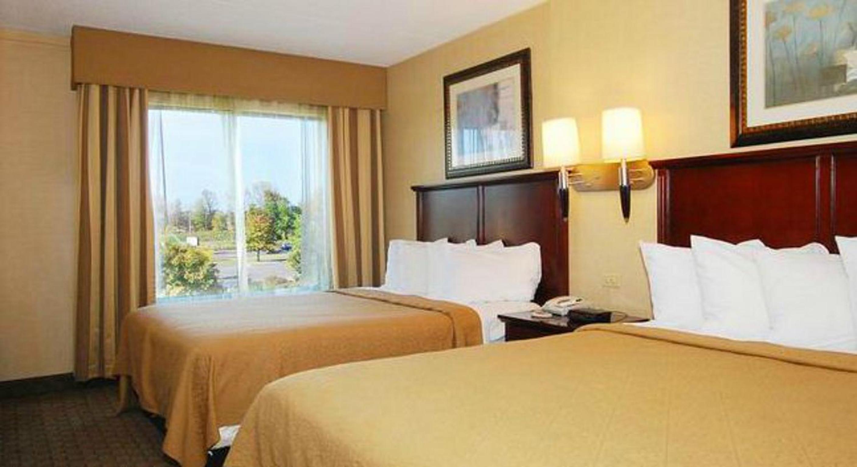 Queen Room with Two Queen Beds - Non-Smoking - Photo 2