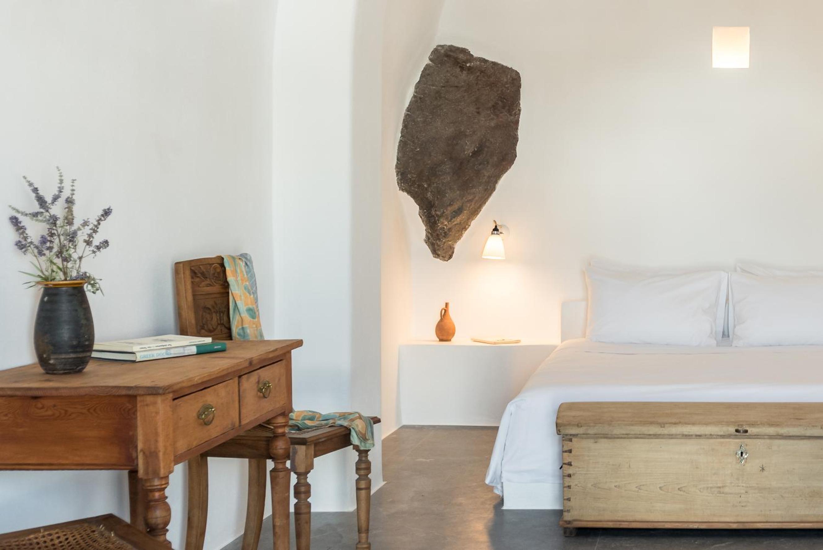 Elegant Suite with Plunge Pool and Caldera View photo 2
