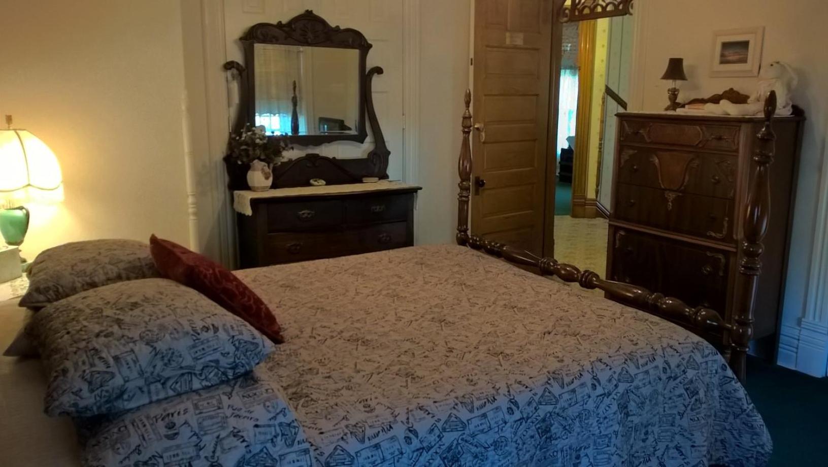 Queen Room with Shared Bathroom photo 2
