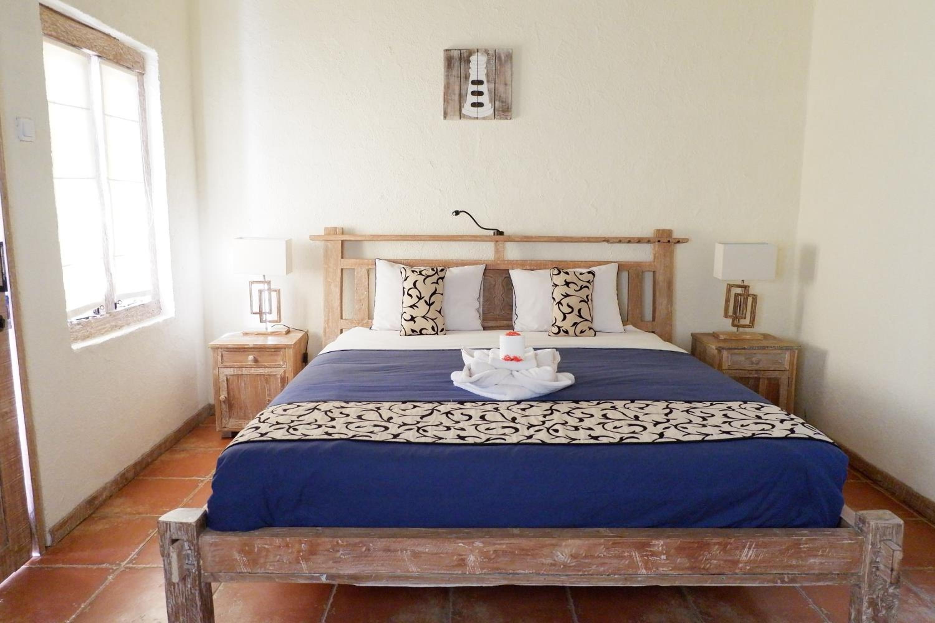 Double Room with Pool View - Photo 13